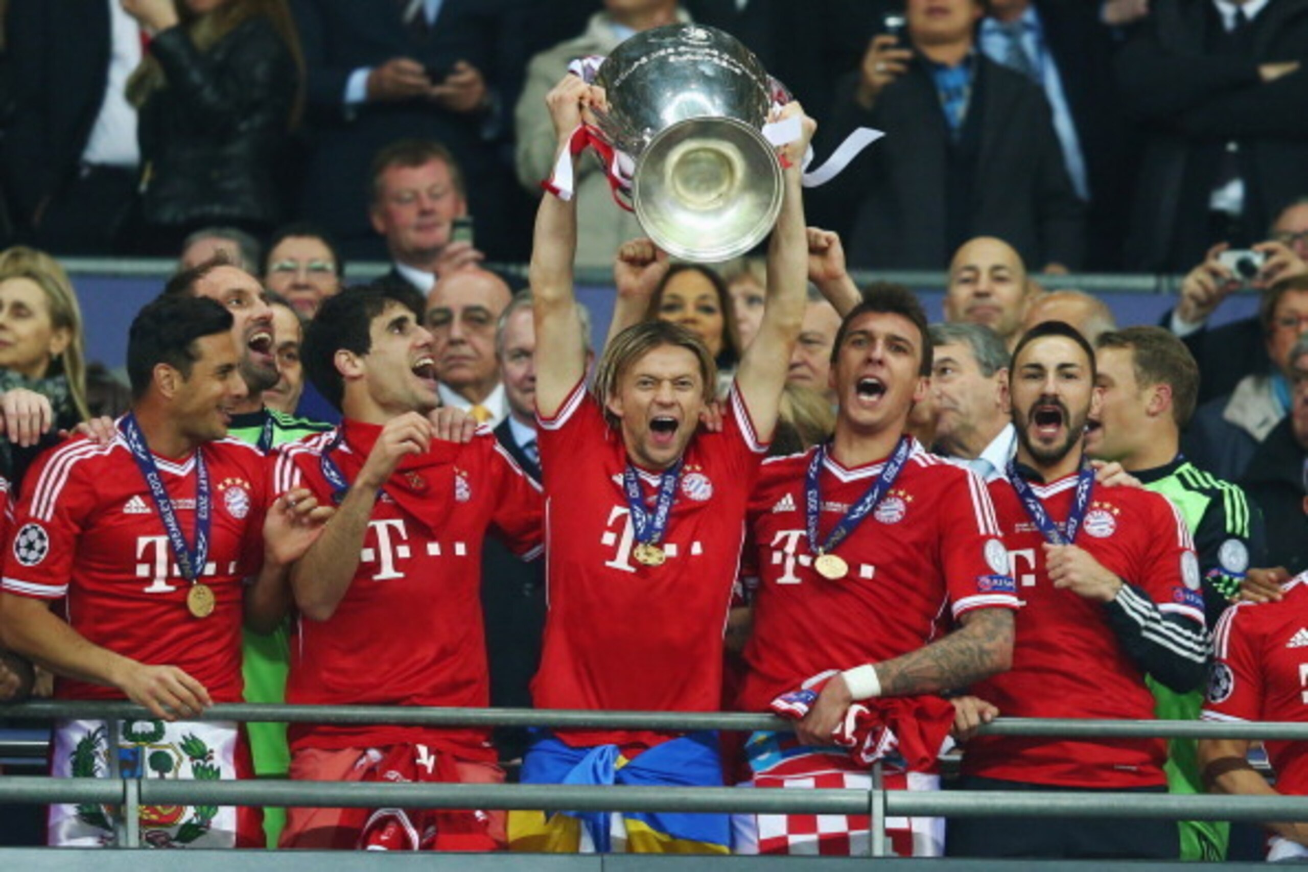 LONDON, ENGLAND - MAY 25: Anatoliy Tymoshchuk of Bayern Muenchen lifts the trophy in celebration alongside team mates Claudio Pizarro (L), Javi Martinez, Mario Mandzukic (2R) and Emre Can (R) after victory in the UEFA Champions League final match between LONDON, ENGLAND - MAY 25: Anatoliy Tymoshchuk of Bayern Muenchen lifts the trophy in celebration alongside team mates Claudio Pizarro (L), Javi Martinez, Mario Mandzukic (2R) and Emre Can (R) after victory in the UEFA Champions League final match between
