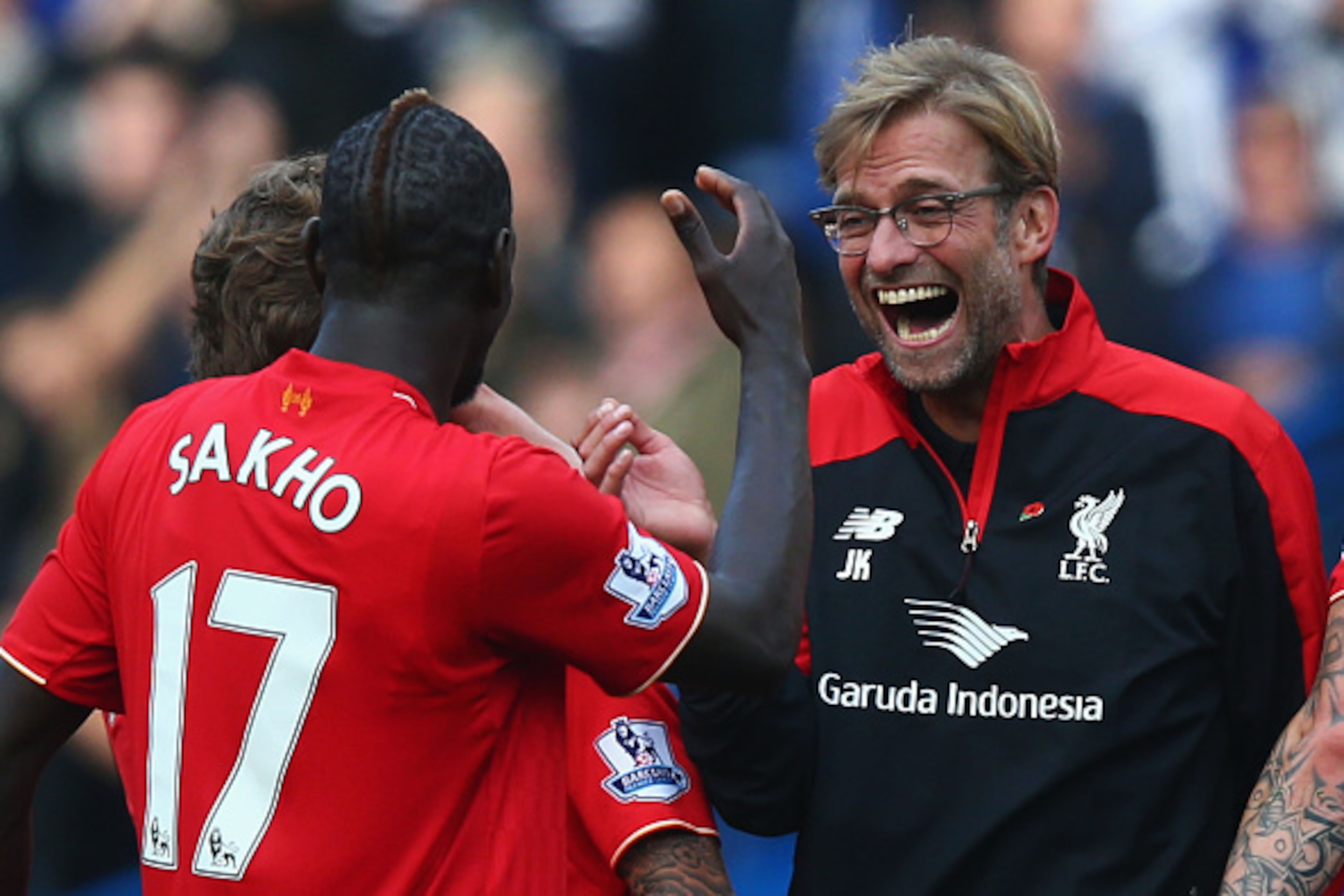LONDON, ENGLAND - OCTOBER 31:  Jurgen Klopp (R), manager of Liverpool celebrates his team's 3-1 win with his player Mamadou Sakho (L) after the Barclays Premier League match between Chelsea and Liverpool at Stamford Bridge on October 31, 2015 in London, E