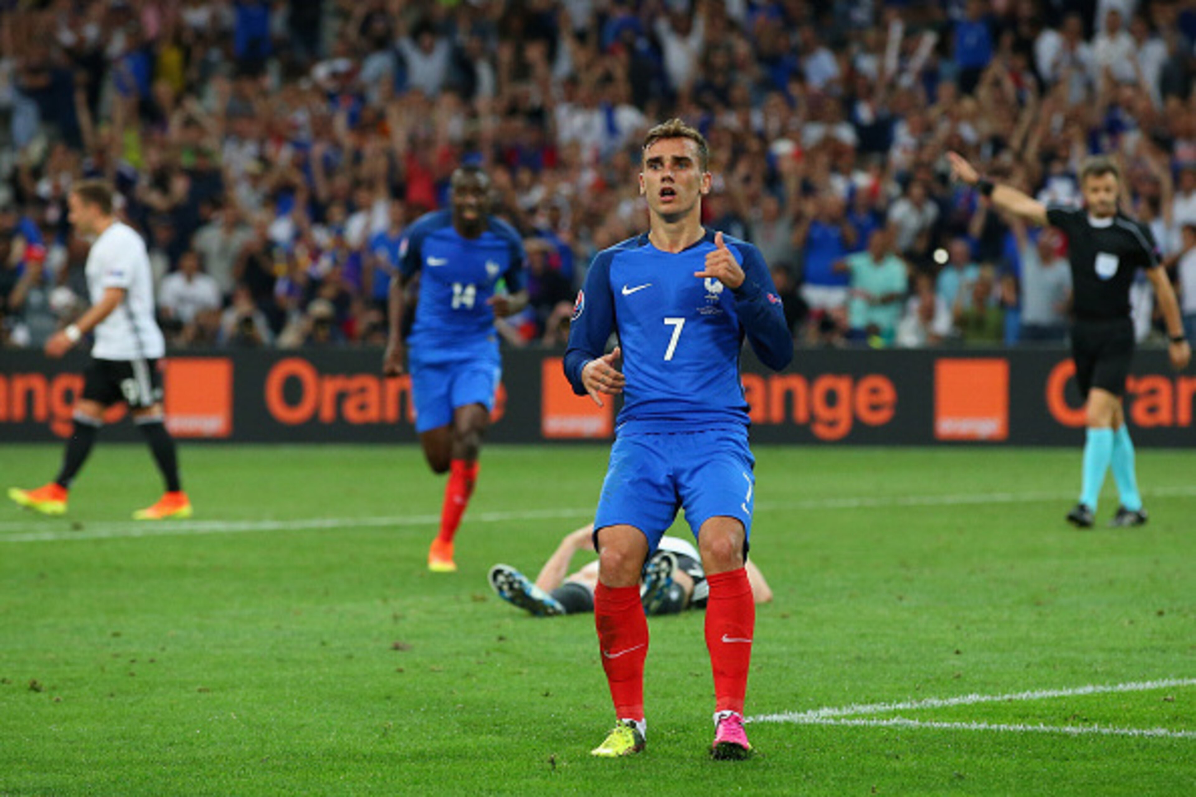 MARSEILLE, FRANCE - JULY 07: Antoine Griezmann of France celebrates scoring his team's second goal during the UEFA EURO semi final match between Germany and France at Stade Velodrome on July 7, 2016 in Marseille, France. (Photo by Alex Livesey/Getty Ima MARSEILLE, FRANCE - JULY 07: Antoine Griezmann of France celebrates scoring his team's second goal during the UEFA EURO semi final match between Germany and France at Stade Velodrome on July 7, 2016 in Marseille, France. (Photo by Alex Livesey/Getty Ima