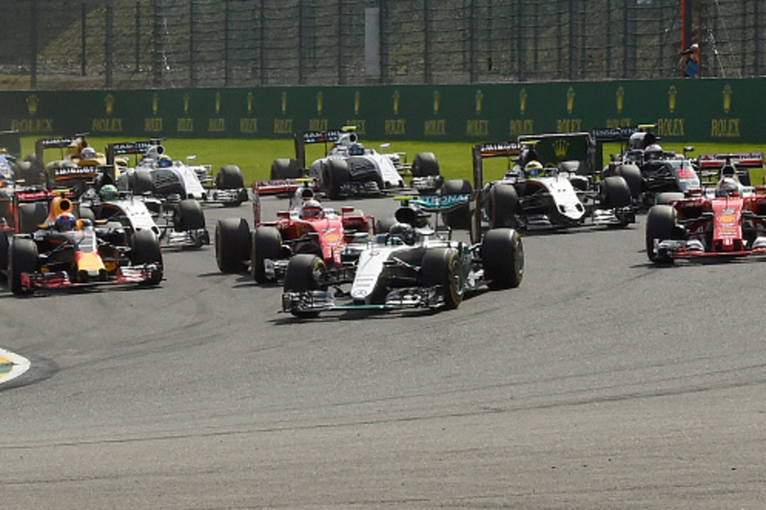 Mercedes AMG Petronas F1 Team's German driver Nico Rosberg (C) takes the lead at the start of the Belgian Formula One Grand Prix at the Spa-Francorchamps circuit in Spa on August 28, 2016. / AFP / JOHN THYS        (Photo credit should read JOHN THYS/AFP/G