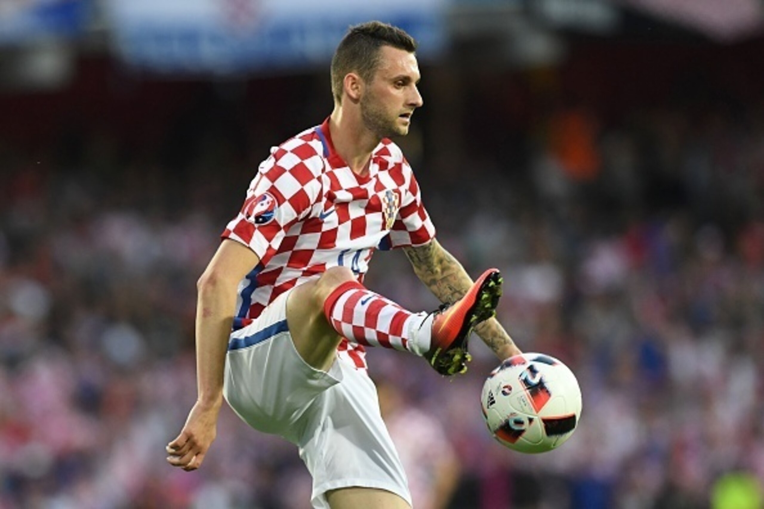 Croatia's midfielder Marcelo Brozovic controls the ball during the round of sixteen football match Croatia against Portugal of the Euro 2016 football tournament, on June 25, 2016 at the Bollaert-Delelis stadium in Lens. / AFP / FRANCISCO LEONG        (Pho