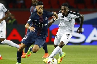 Paris Saint-Germain's forward from Argentine Javier Pastore vies for the ball with Metz's French midfielder Renaud Cohade during the French L1 football match PSG vs Metz on August 21, 2016, at the Parc des Princes stadium in Paris. / AFP / PATRICK KOVARIK