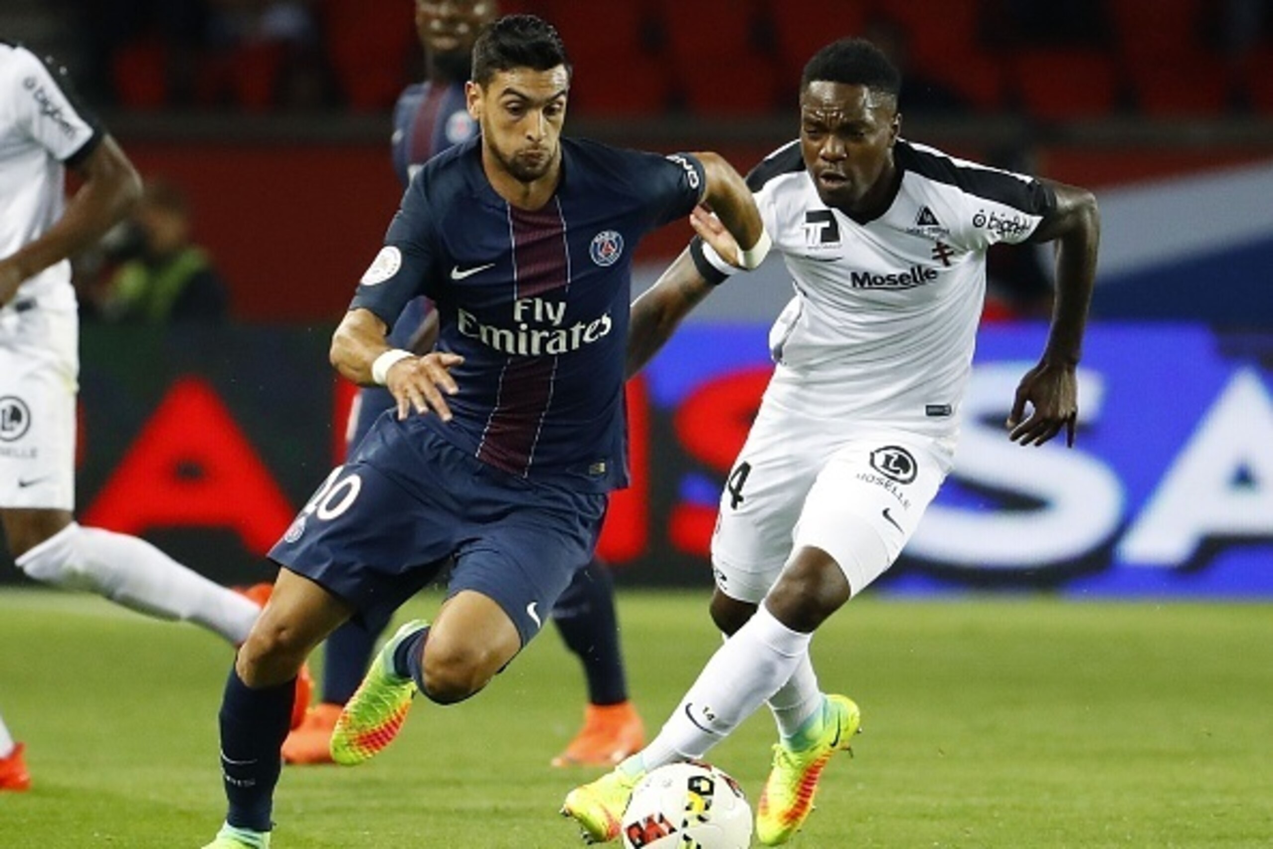 Paris Saint-Germain's forward from Argentine Javier Pastore vies for the ball with Metz's French midfielder Renaud Cohade during the French L1 football match PSG vs Metz on August 21, 2016, at the Parc des Princes stadium in Paris. / AFP / PATRICK KOVARIK