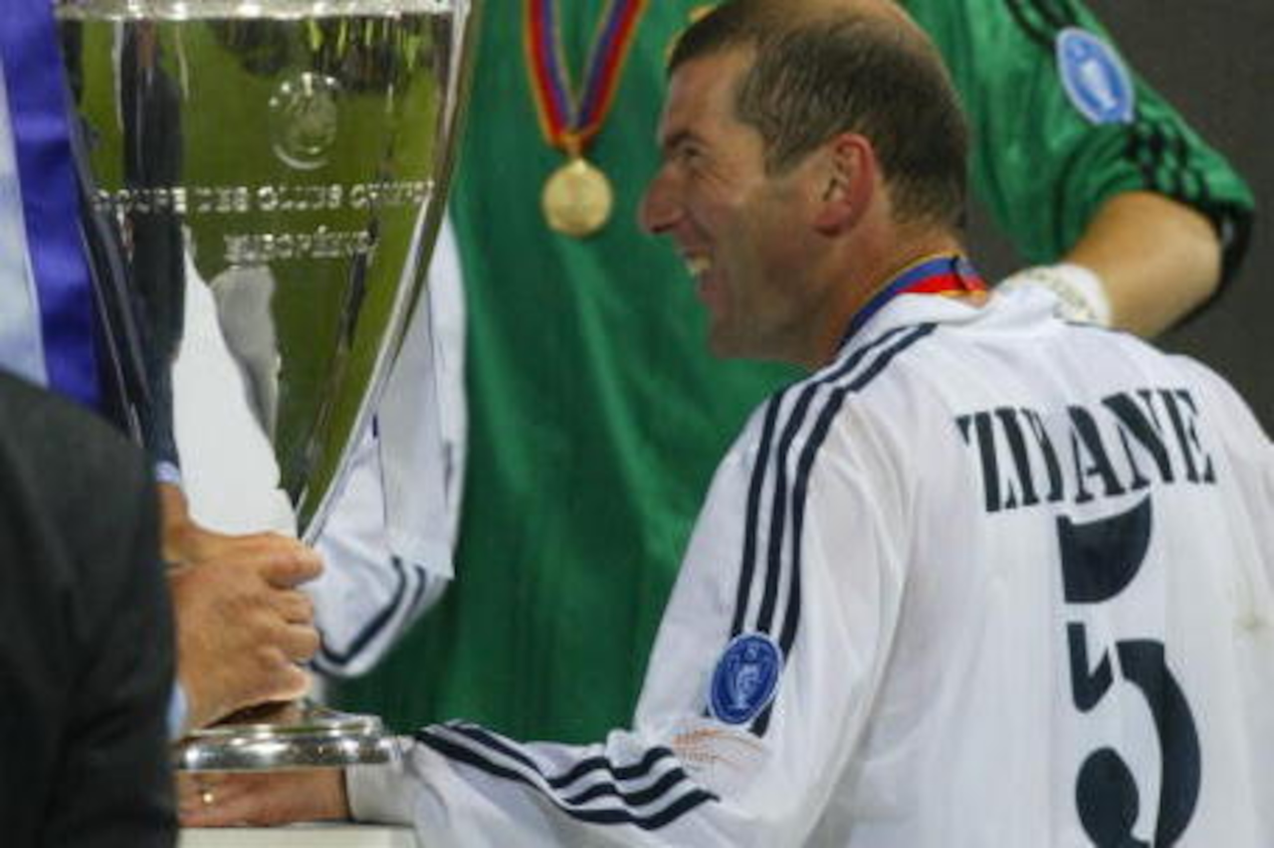 GLASGOW, UNITED KINGDOM:  Real Madrid's Zinedine Zindane (R) and Dominguez Cesar (C) celebrate there victory after the Champions League final opposing Real Madrid to Bayern Leverkusen, 15 May 2002 in Glasgow.   AFP PHOTO ADRIAN DENNIS (Photo credit should