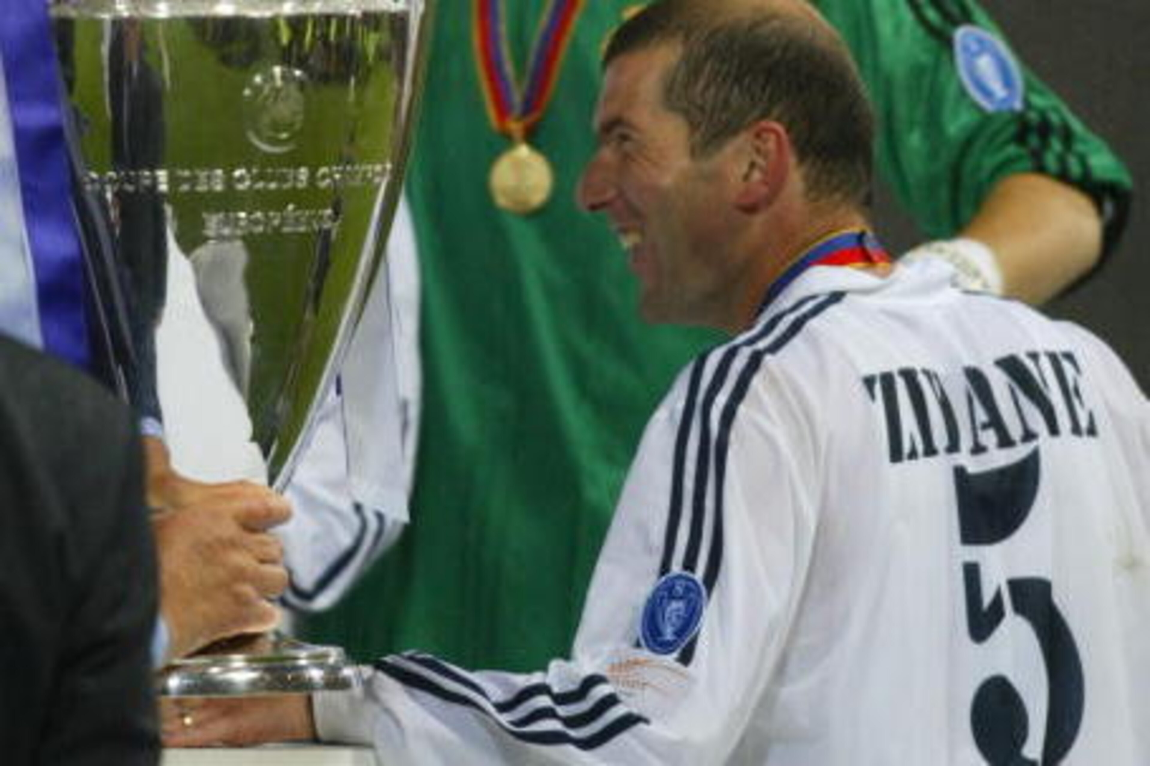 GLASGOW, UNITED KINGDOM:  Real Madrid's Zinedine Zindane (R) and Dominguez Cesar (C) celebrate there victory after the Champions League final opposing Real Madrid to Bayern Leverkusen, 15 May 2002 in Glasgow.   AFP PHOTO ADRIAN DENNIS (Photo credit should