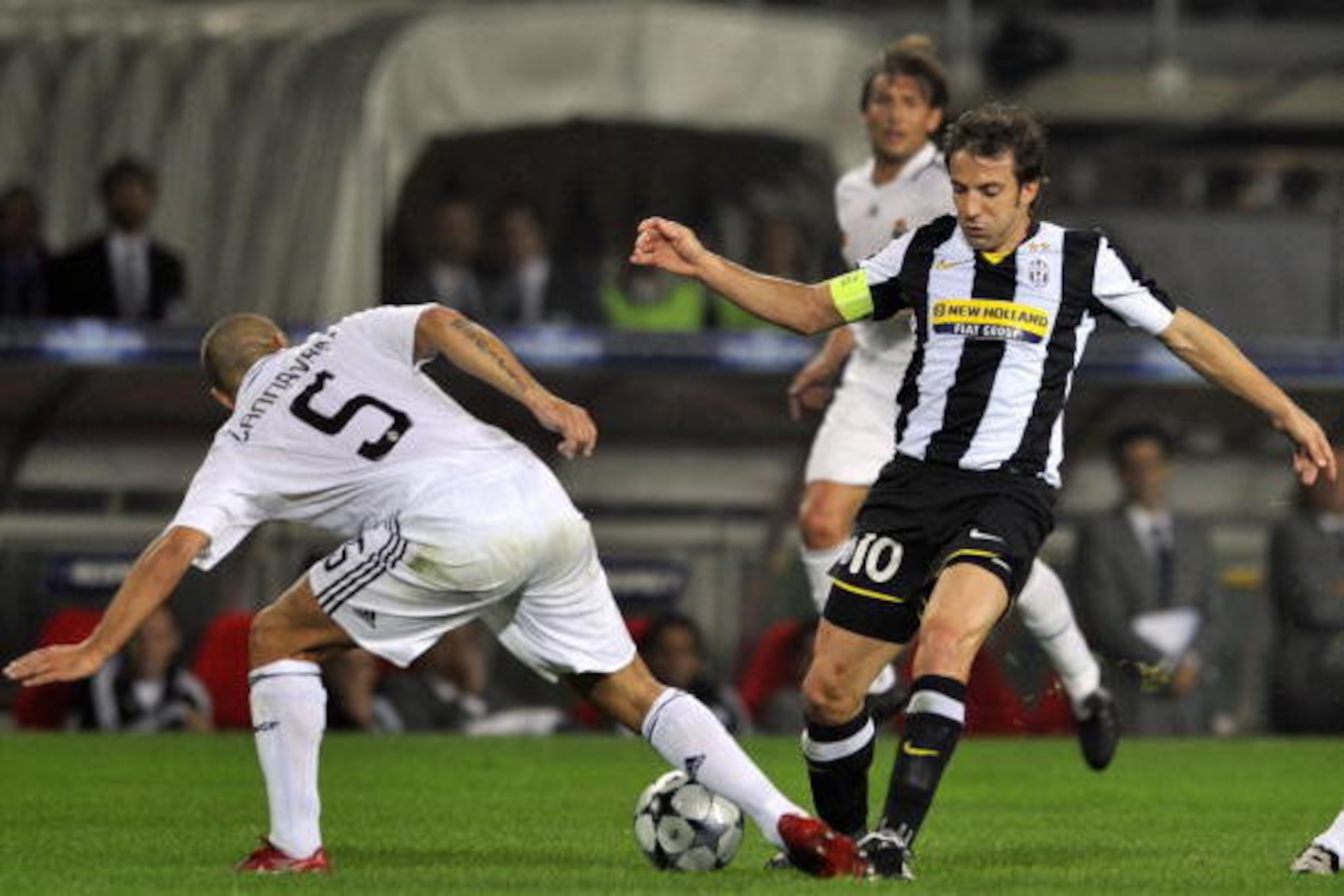 Juventus forward Alessandro Del Piero (R) fights for the ball with Real Madrid 's Italian defender and national team captain Fabio Cannavaro during their Champions League group H football match on October 21, 2008 at Olympic stadium in Turin.    AFP PHOTO