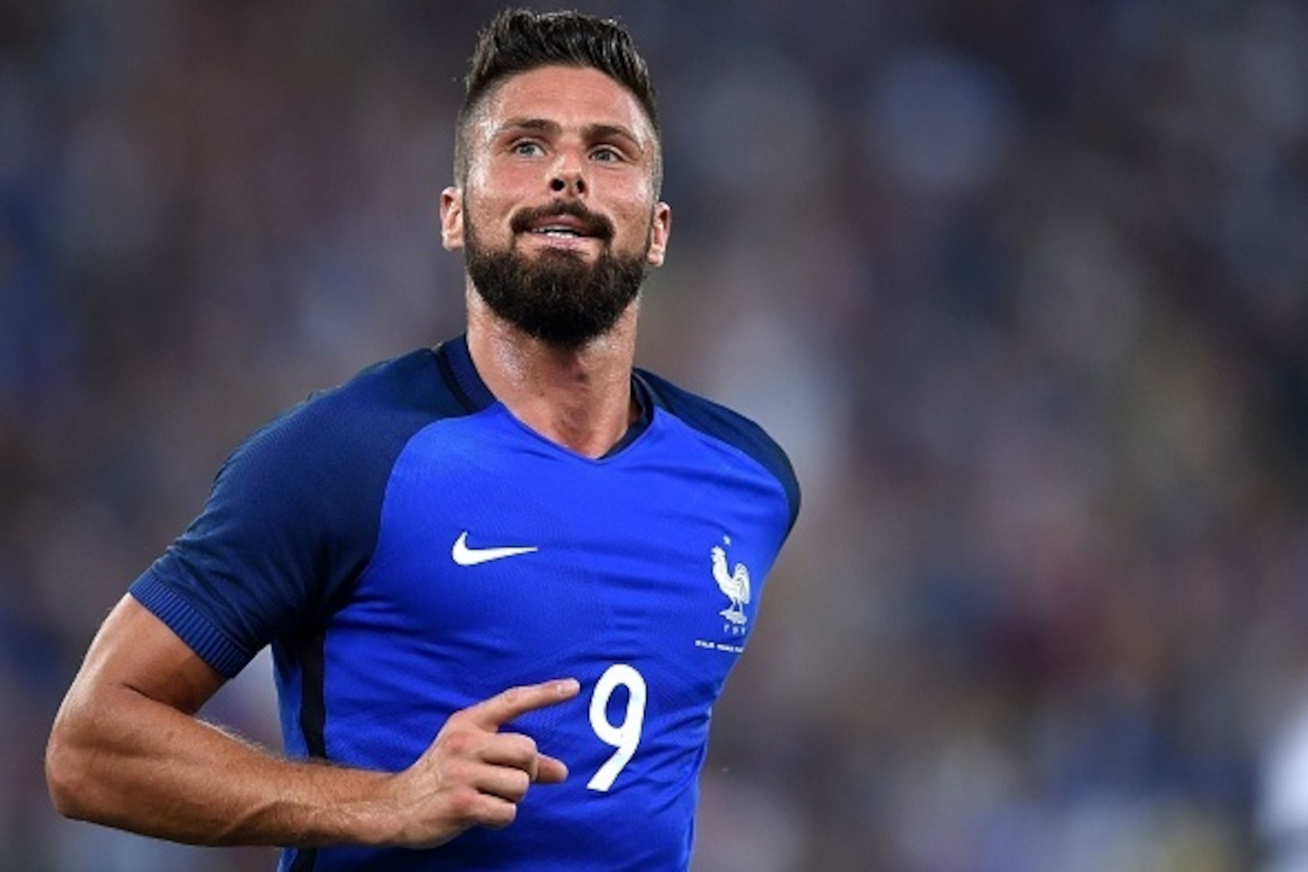 France forward Olivier Giroud celebrates after scoring during the friendly football match Italy vs France on September 1, 2016 at San Nicola stadium in Bari.  / AFP / ALBERTO PIZZOLI        (Photo credit should read ALBERTO PIZZOLI/AFP/Getty Images)