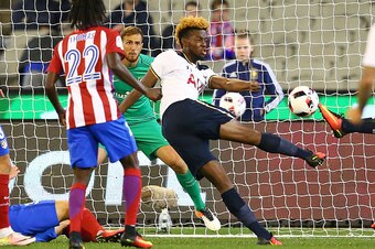 MELBOURNE, AUSTRALIA - JULY 29:  Josh Onomah of Tottenham Hotspur has a shot on goal that hit the crossbar in the first half during 2016 International Champions Cup Australia match between Tottenham Hotspur and Atletico de Madrid at the Melbourne Cricket 