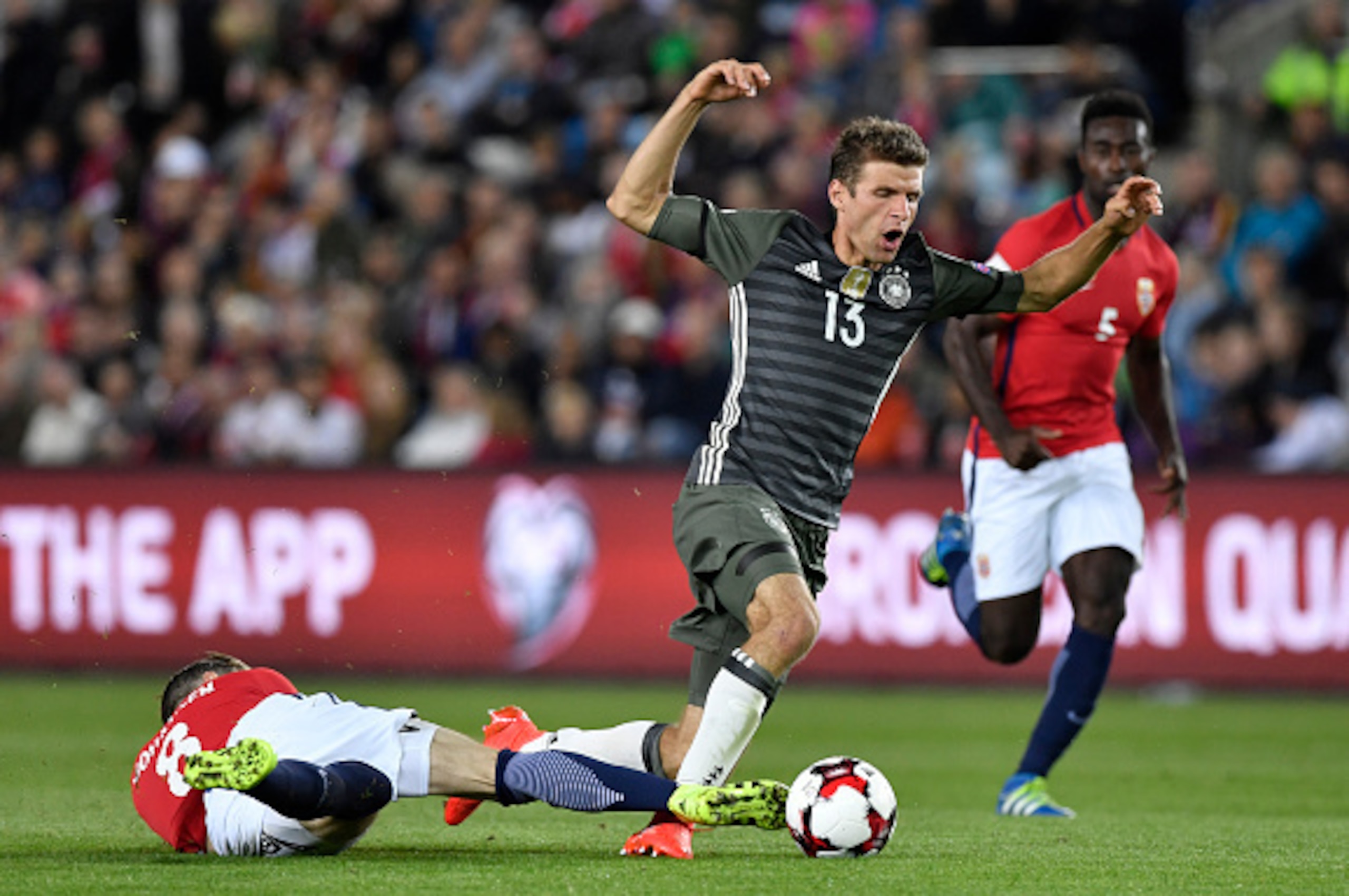 Germany's midfielder Thomas Mueller is fouled by Norway's midfielder Stefan Johansen (L) during the World Cup 2018 football qualification match between Norway and Germany in Oslo on September 4, 2016. / AFP / John MACDOUGALL        (Photo credit should re