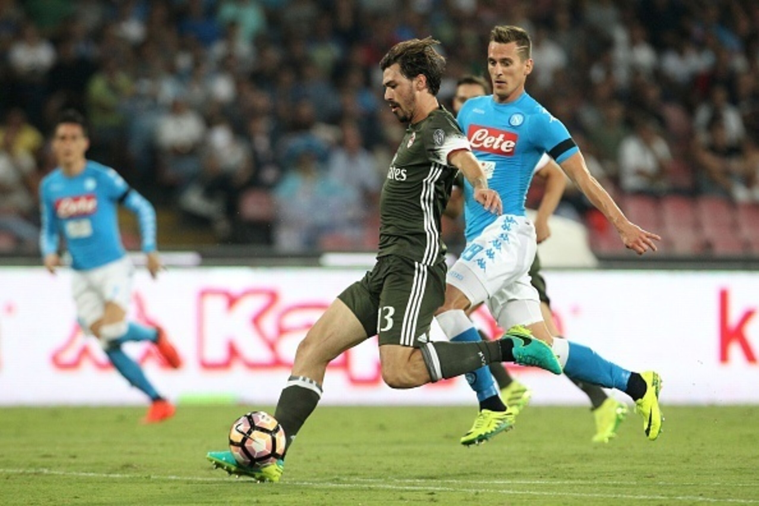 Napoli's Polish forward Arkadiusz Milik (R) vies for the ball with Milan's Italian defender Alessio Romagnoli during the Italian Serie A football match SSC Napoli versus AC Milan on August 27, 2016 at the San Paolo stadium in Naples. / AFP / CARLO HERMANN