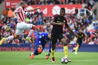 Manchester City's Nigerian striker Kelechi Iheanacho (R) takes the ball past Stoke City's Irish goalkeeper Shay Given in the build up to their third goal during the English Premier League football match between Stoke City and Manchester City at the Bet365