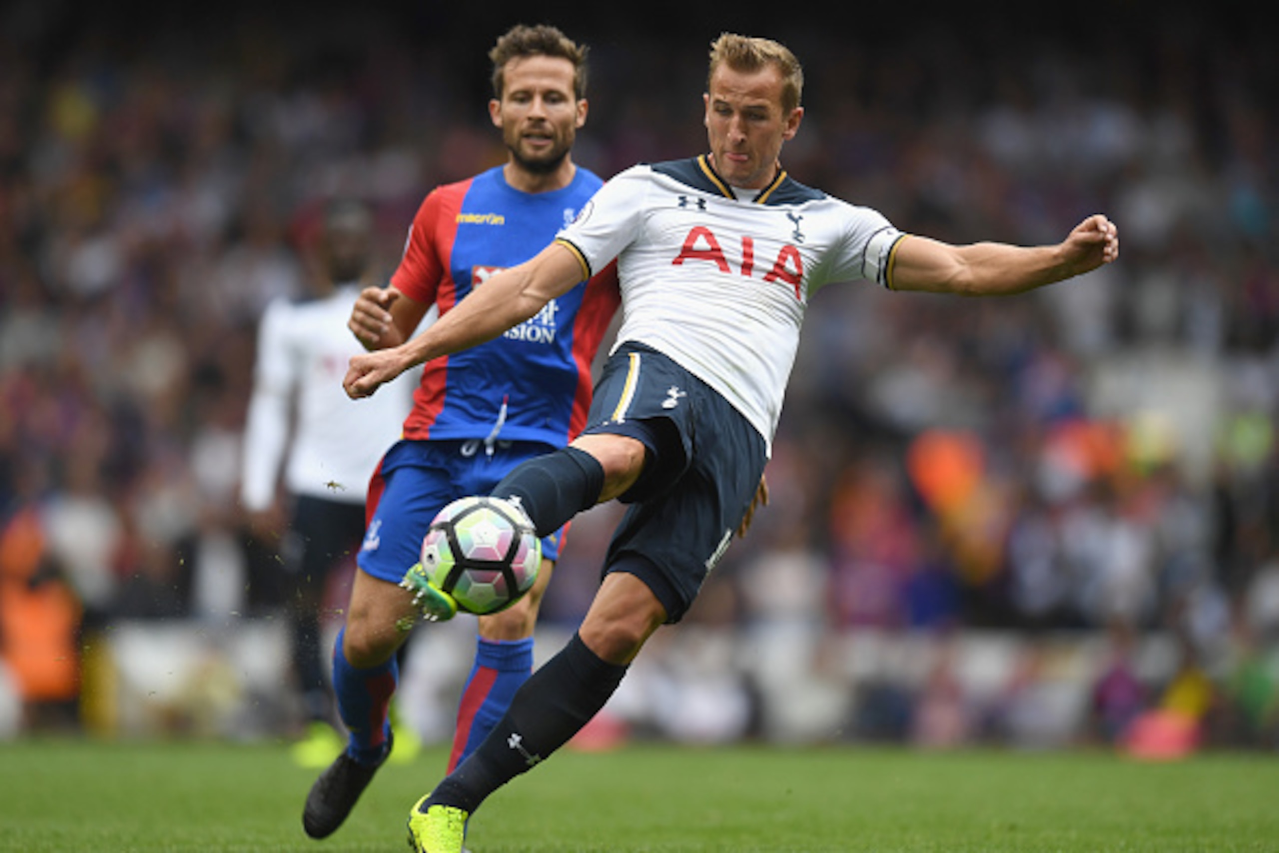 LONDON, ENGLAND - AUGUST 20: Harry Kane of Tottenham Hotspur shoots during the Premier League match between Tottenham Hotspur and Crystal Palace at White Hart Lane on August 20, 2016 in London, England.  (Photo by Mike Hewitt/Getty Images)