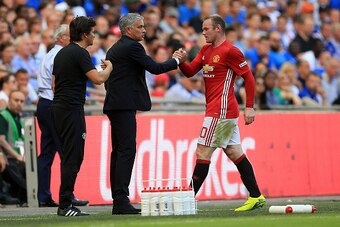 LONDON, ENGLAND - AUGUST 07:  Wayne Rooney of Manchester United shakes the hand of Manchester United manager Jose Mourinho during The FA Community Shield between Leicester City and Manchester United at Wembley Stadium on August 7, 2016 in London, England.
