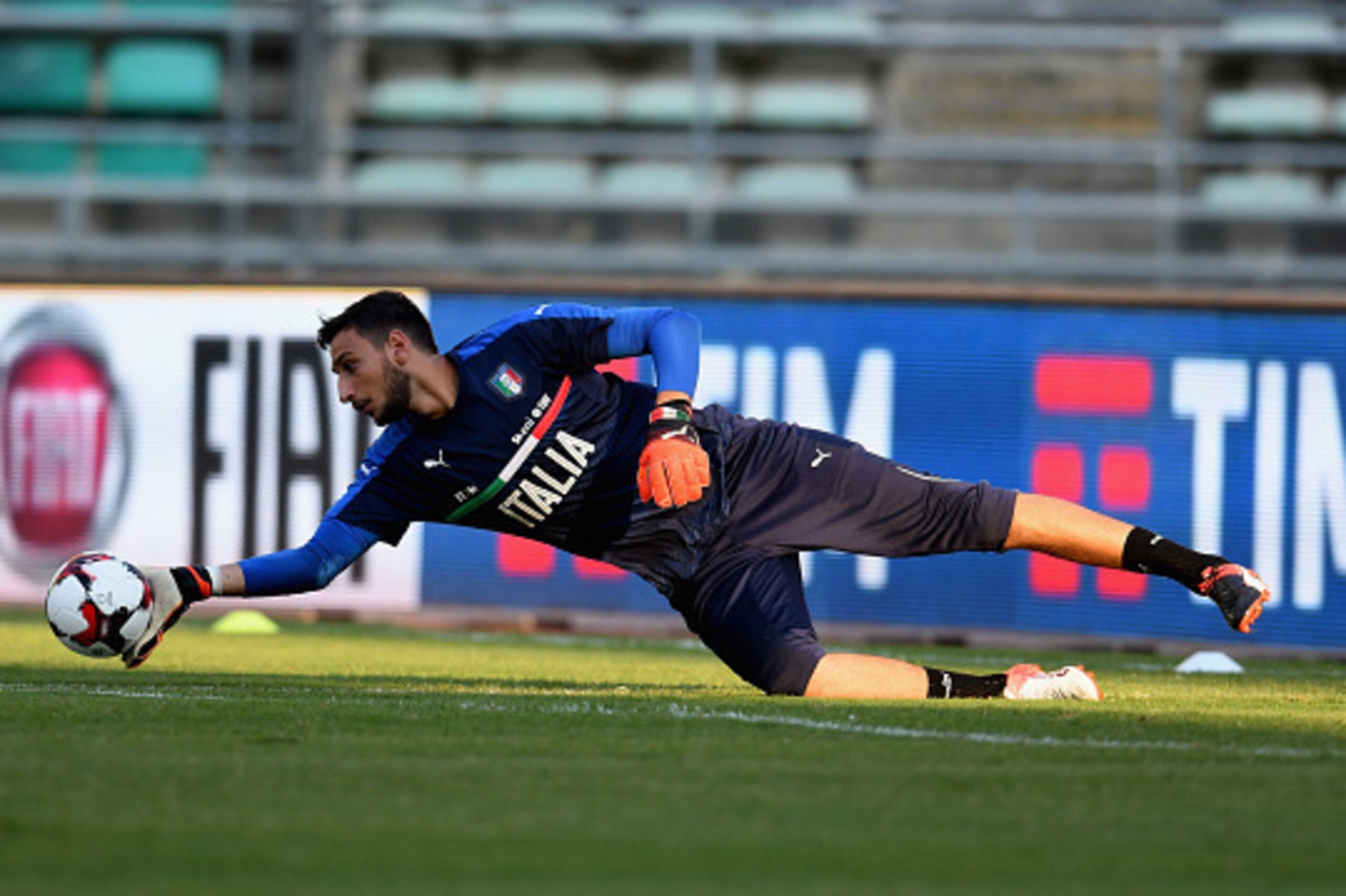 BARI, ITALY - SEPTEMBER 02:  Gianluigi Donnarumma of Italy in action during the Italy training session at Stadio San Nicola on September 2, 2016 in Bari, Italy.  (Photo by Claudio Villa/Getty Images)