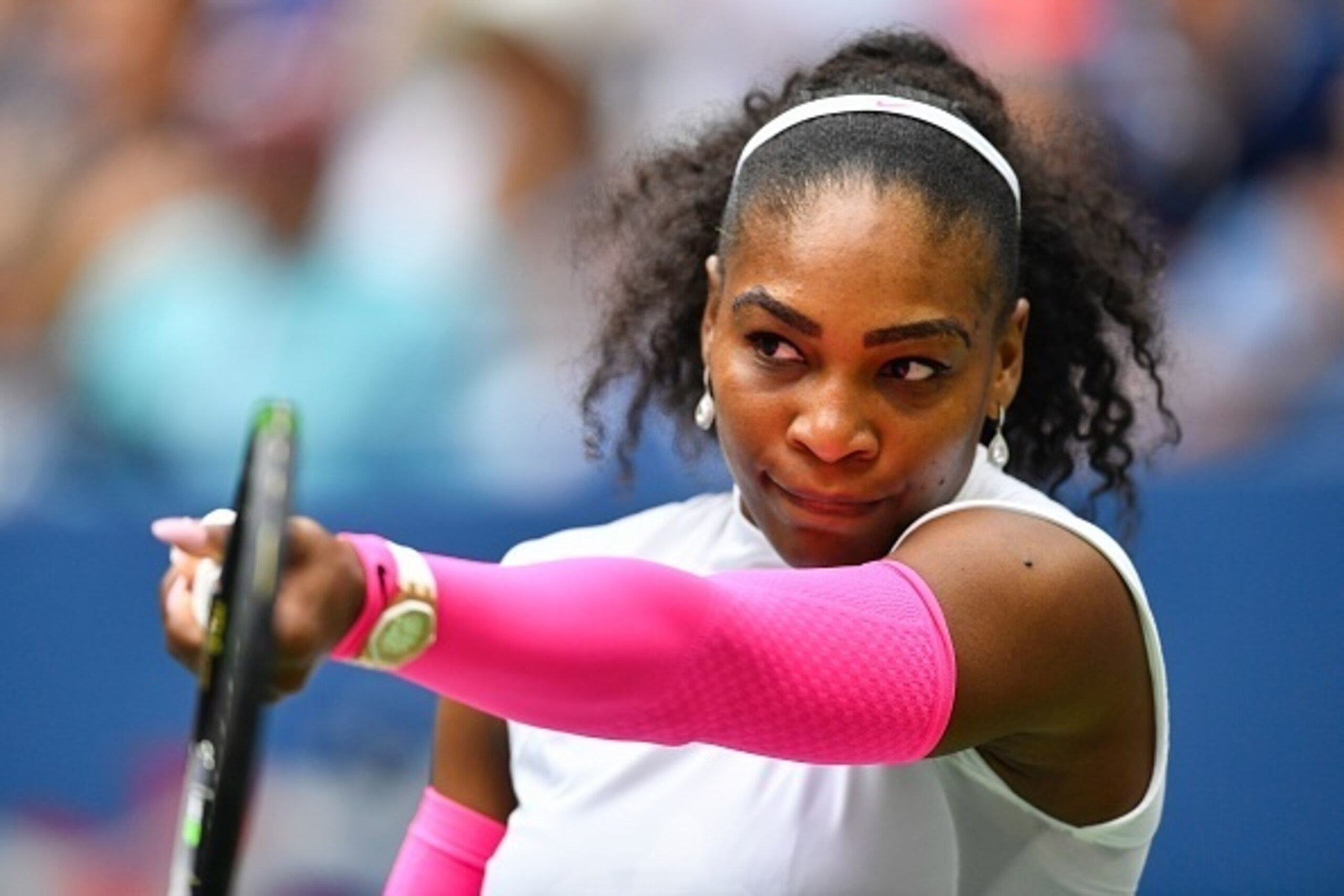 Serena Williams of US hits a return against Yaroslava Shvedova of Kazakhstan during their 2016 US Open Women's Singles match at the USTA Billie Jean King National Tennis Center in New York on September 5, 2016. / AFP / EDUARDO MUNOZ ALVAREZ        (Photo 