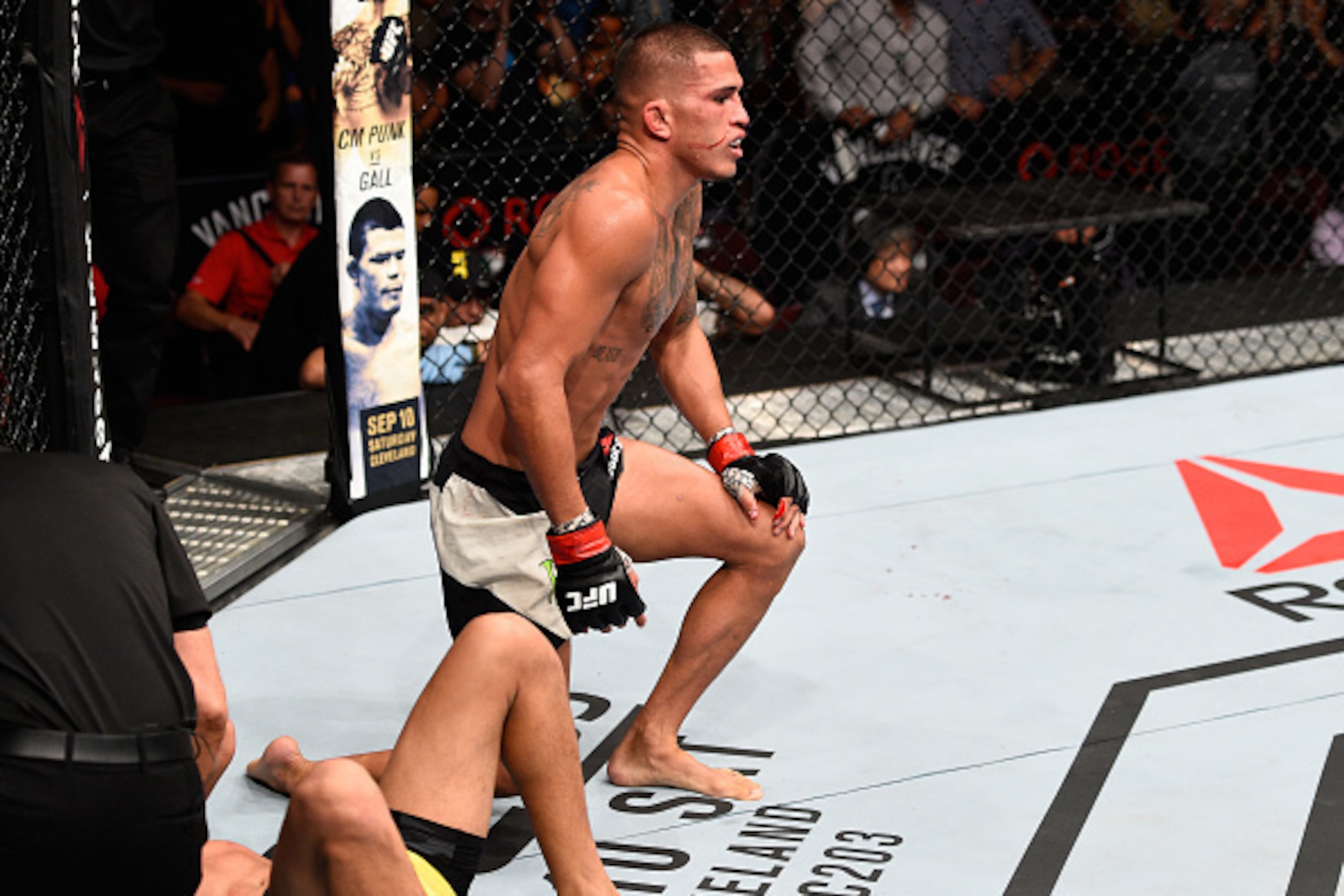 VANCOUVER, BC - AUGUST 27:  (R-L) Anthony Pettis of the United States submits Charles Oliveira of Brazil in their featherweight bout during the UFC Fight Night event at Rogers Arena on August 27, 2016 in Vancouver, British Columbia, Canada. (Photo by Jeff