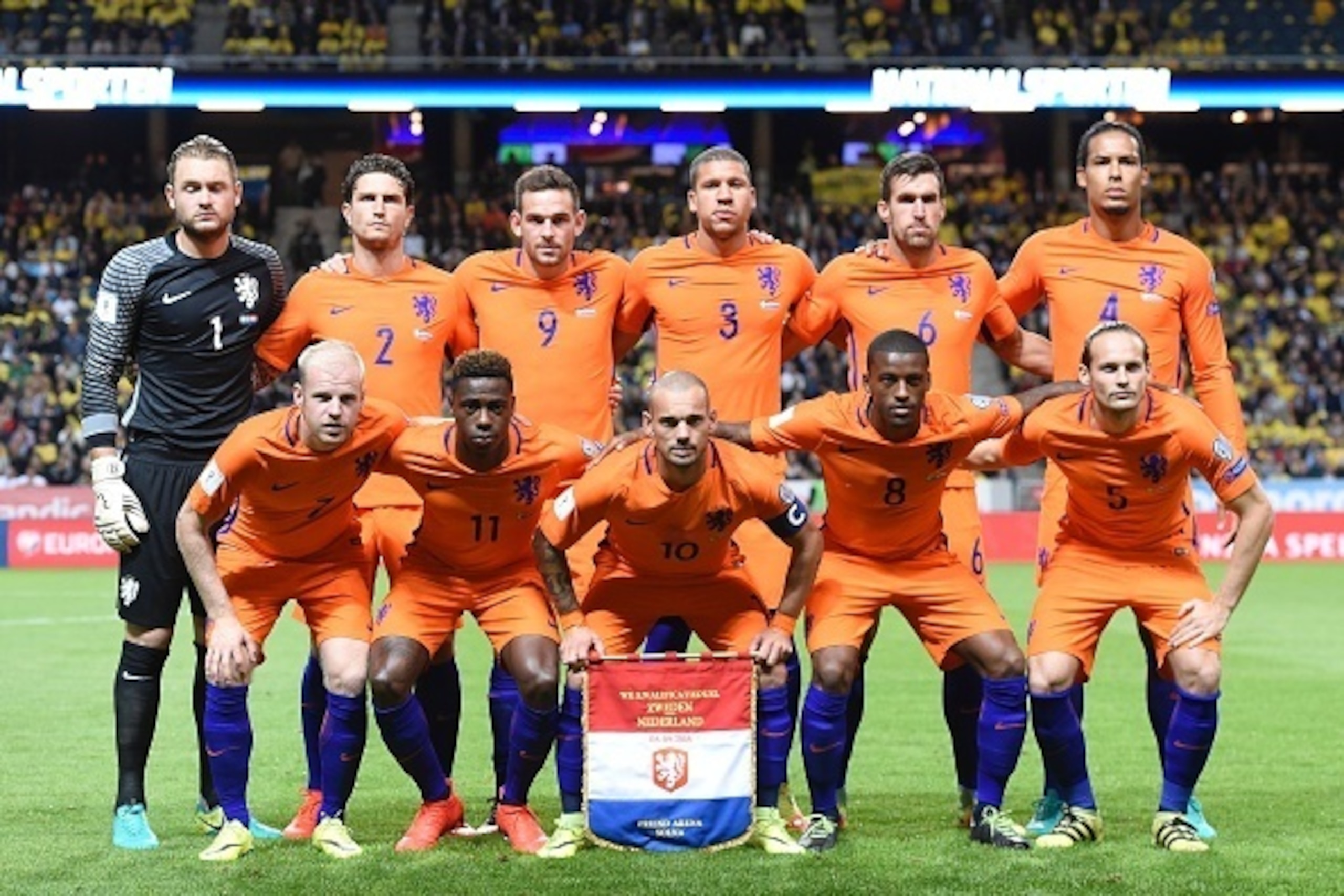 Netherland's players (1st row L-R) Netherlands' midfielder Davy Klaassen, Netherlands' midfielder Quincy Promes, Netherlands' midfielder Wesley Sneijder, Netherlands' midfielder Georginio Wijnaldum and Netherlands' midfielder Daley Blind ; (2ndrow L-R) Ne