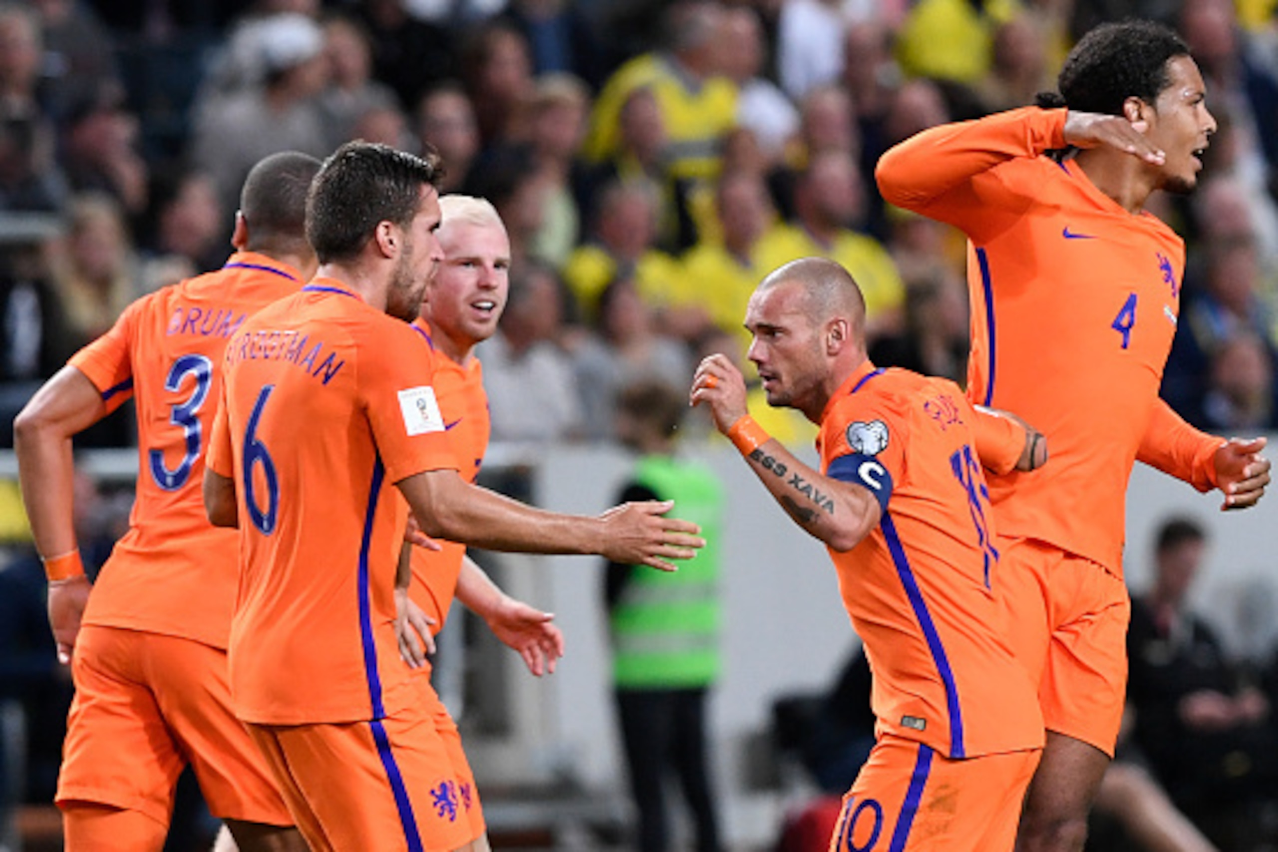 Netherlands' midfielder Wesley Sneijder (2ndR) celebrates with his teammates after scoring during the WC 2018 football qualification match between Sweden and Netherland in Solna, on September 6, 2016. / AFP / JONATHAN NACKSTRAND        (Photo credit shoul
