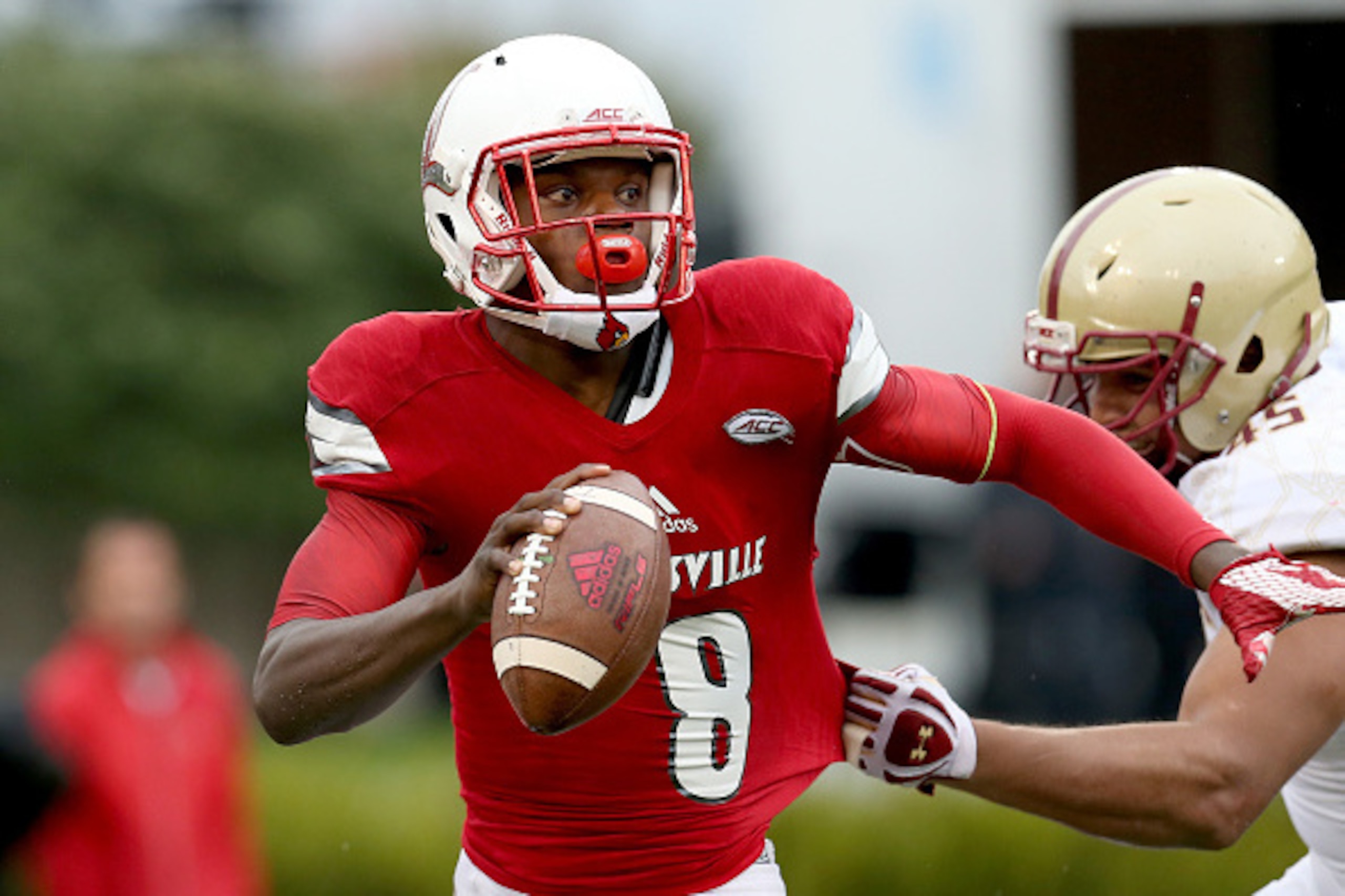 LOUISVILLE, KY - OCTOBER 24:  Lamar 
Jackson #8 of the Louisville Cardinals runs with the ball against the Boston College Eagles at Papa John's Cardinal Stadium on October 24, 2015 in Louisville, Kentucky.  (Photo by Andy Lyons/Getty Images)