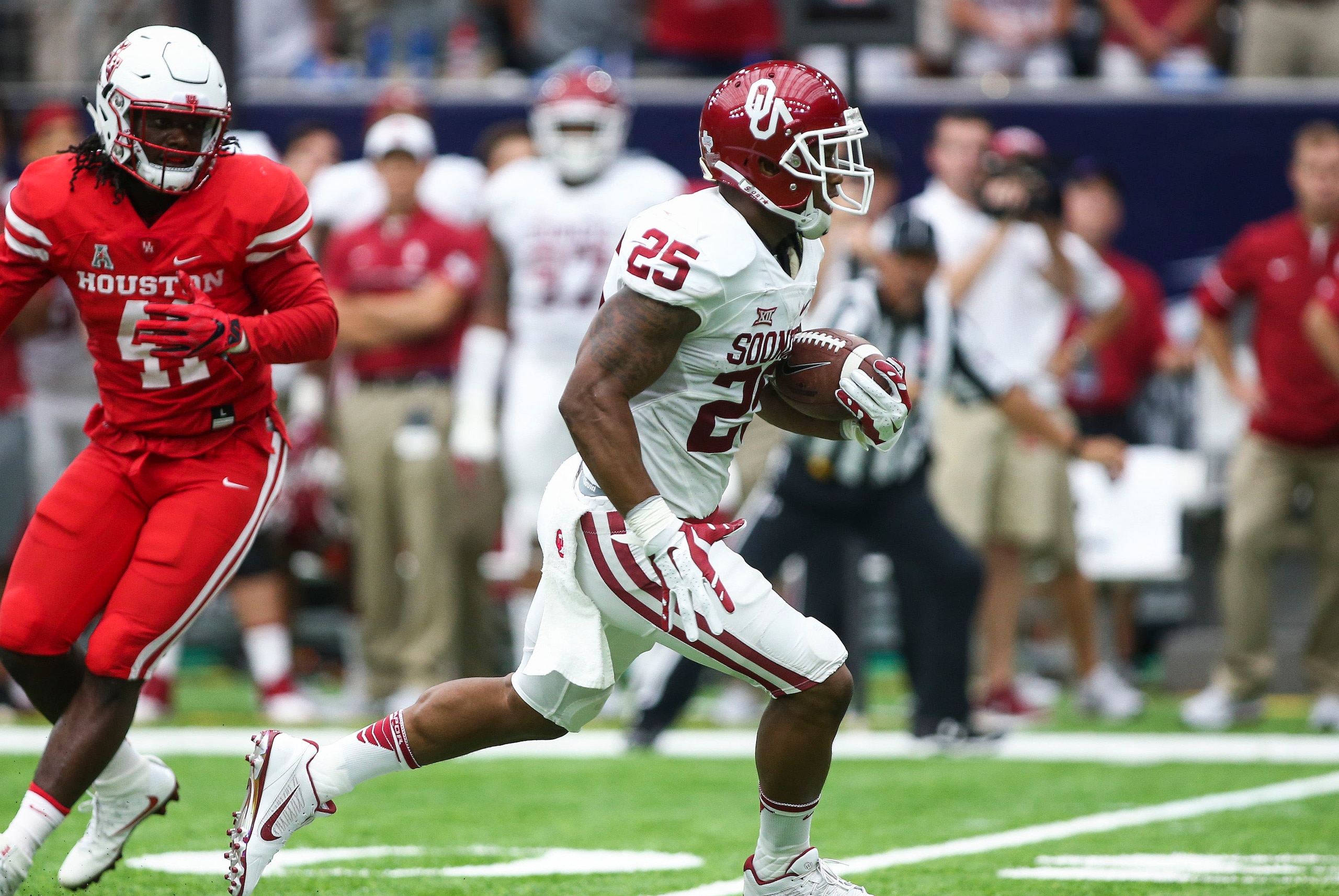 Sep 3, 2016; Houston, TX, USA; Oklahoma Sooners running back Joe Mixon (25) rushes for a touchdown during the first quarter against the Houston Cougars at NRG Stadium. Mandatory Credit: Troy Taormina-USA TODAY Sports