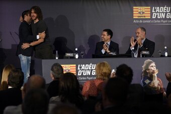 Barcelona's midfielder Carles Puyol (2ndL) is congratulated by Barcelona's midfielder Xavi Hernandez (L), Barcelona's President Josep Maria Bartomeu (2ndR) and Barcelona's football director Andoni Zubizarreta (R)  during a farewell press conference at Cam