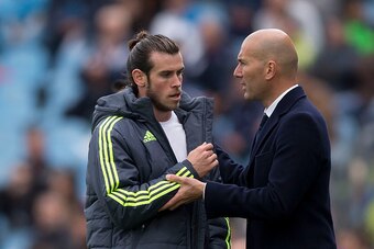 GETAFE, SPAIN - APRIL 16: Gareth Bale (L) of Real Madrid CF clashes hands with his head coach Zinedine Zidane (R) as he leaves the pithc  during the La Liga match between Getafe CF and Real Madrid CF at Coliseum Alfonso Perez on April 16, 2016 in Getafe, 