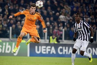 Real Madrid's Welsh striker Gareth Bale (L) jumps for the ball next to Juventus' French midfielder Paul Pogba during the UEFA Champions League Group B football match Juventus vs Real Madrid at the Juventus stadium in Turin on November 5, 2013.  AFP PHOTO 