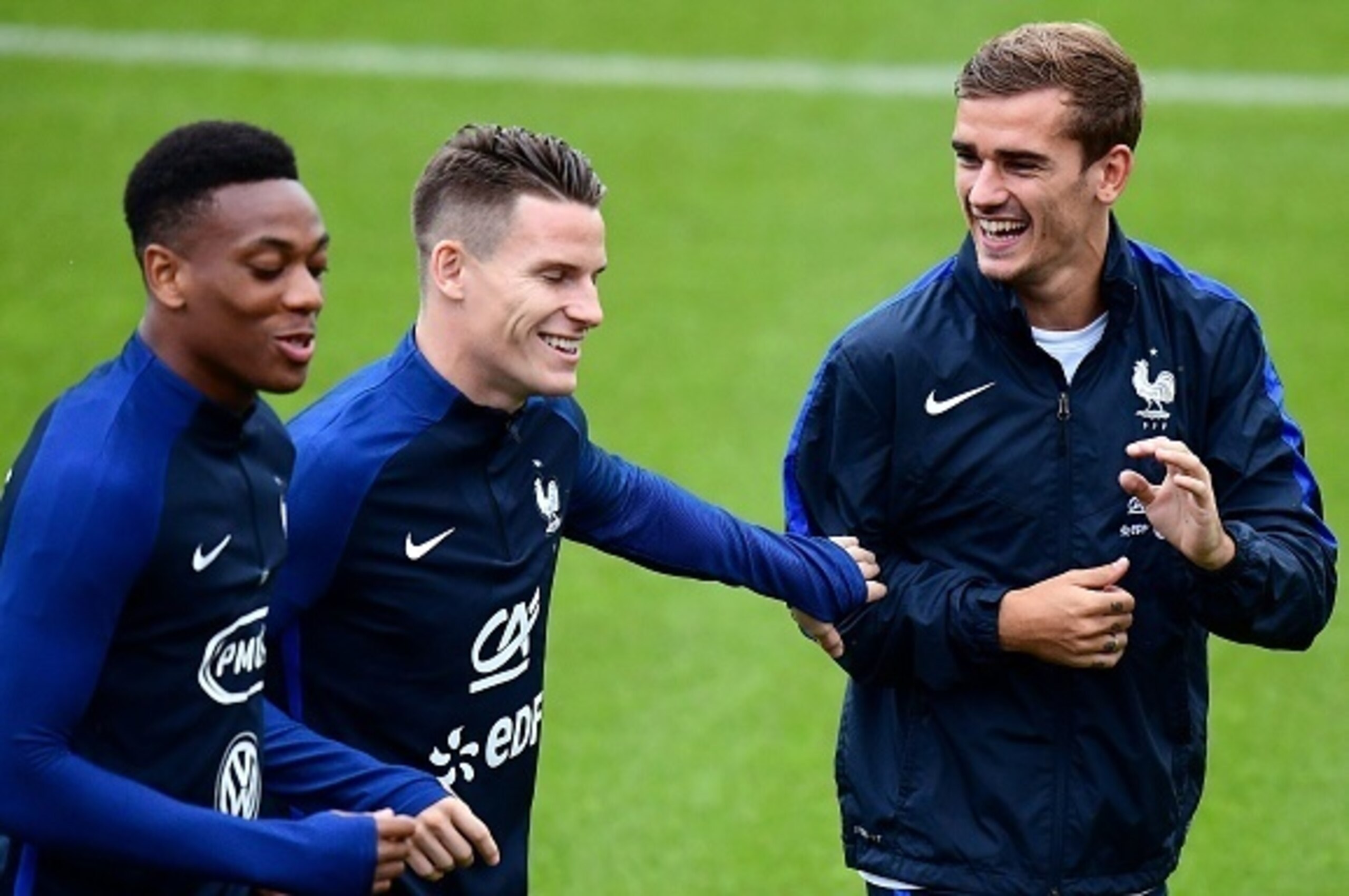 TOPSHOT - France's forward Antoine Griezmann (R) jokes with forward Kevin Gameiro (C) and forward Anthony Martial during a training session in Clairefontaine-en-Yvelines on August 29, 2016, as part of the team's preparation for the upcoming friendly footb