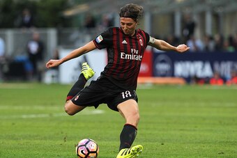 MILAN, ITALY - AUGUST 21:  Riccardo Montolivo of AC Milan in action during the Serie A match between AC Milan and FC Torino at Stadio Giuseppe Meazza on August 21, 2016 in Milan, Italy.  (Photo by Marco Luzzani/Getty Images)