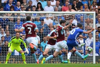 Chelsea's Belgian midfielder Eden Hazard (R) shoots and scores during the English Premier League football match between Chelsea and Burnley at Stamford Bridge in London on August 27, 2016. / AFP / GLYN KIRK / RESTRICTED TO EDITORIAL USE. No use with unaut