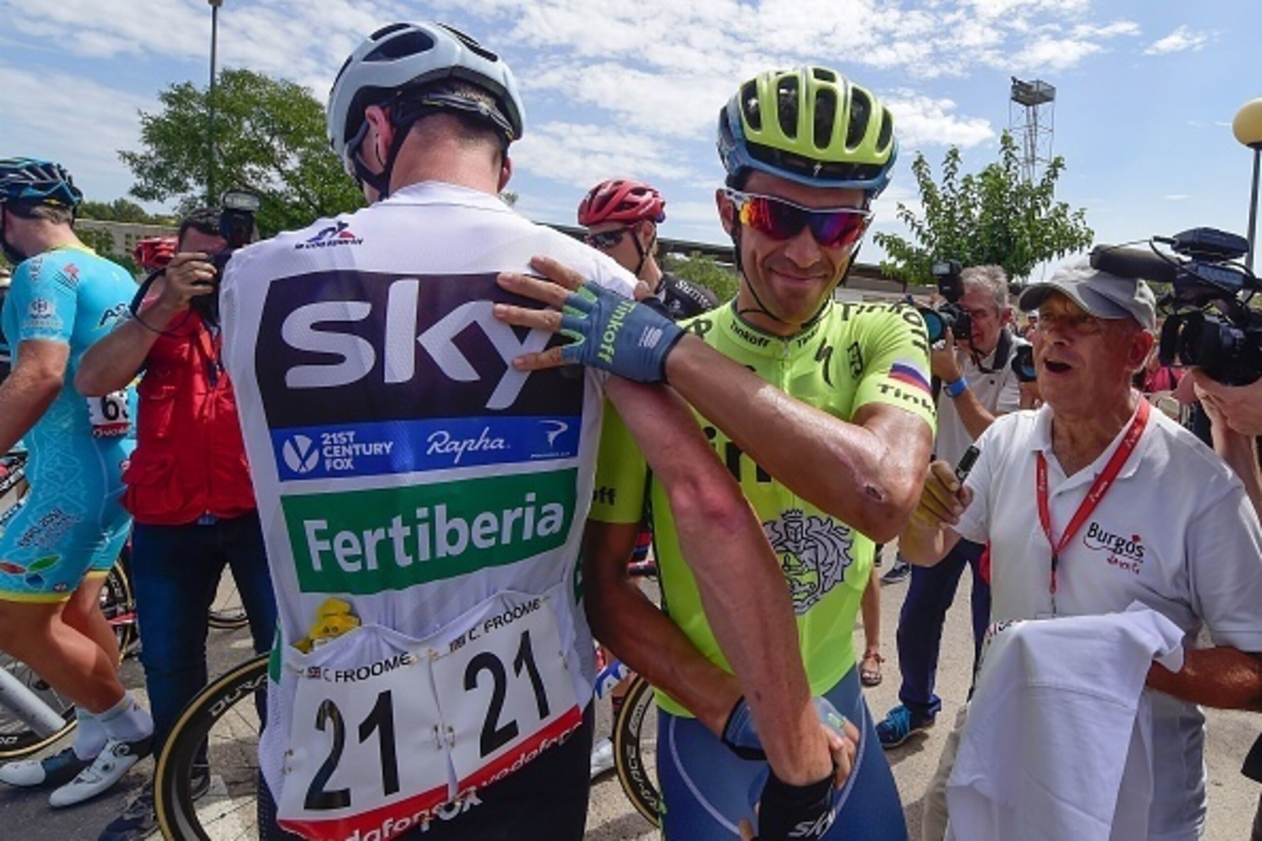 Tinkoff's Spanish cyclist Alberto Contador (L) and Sky's British cyclist Christopher Froome shake hands before the 16th stage of the 71st edition of 'La Vuelta' Tour of Spain, a 158km route Alcaniz to Peniscola, on September 5, 2016. / AFP / JOSE JORDAN  