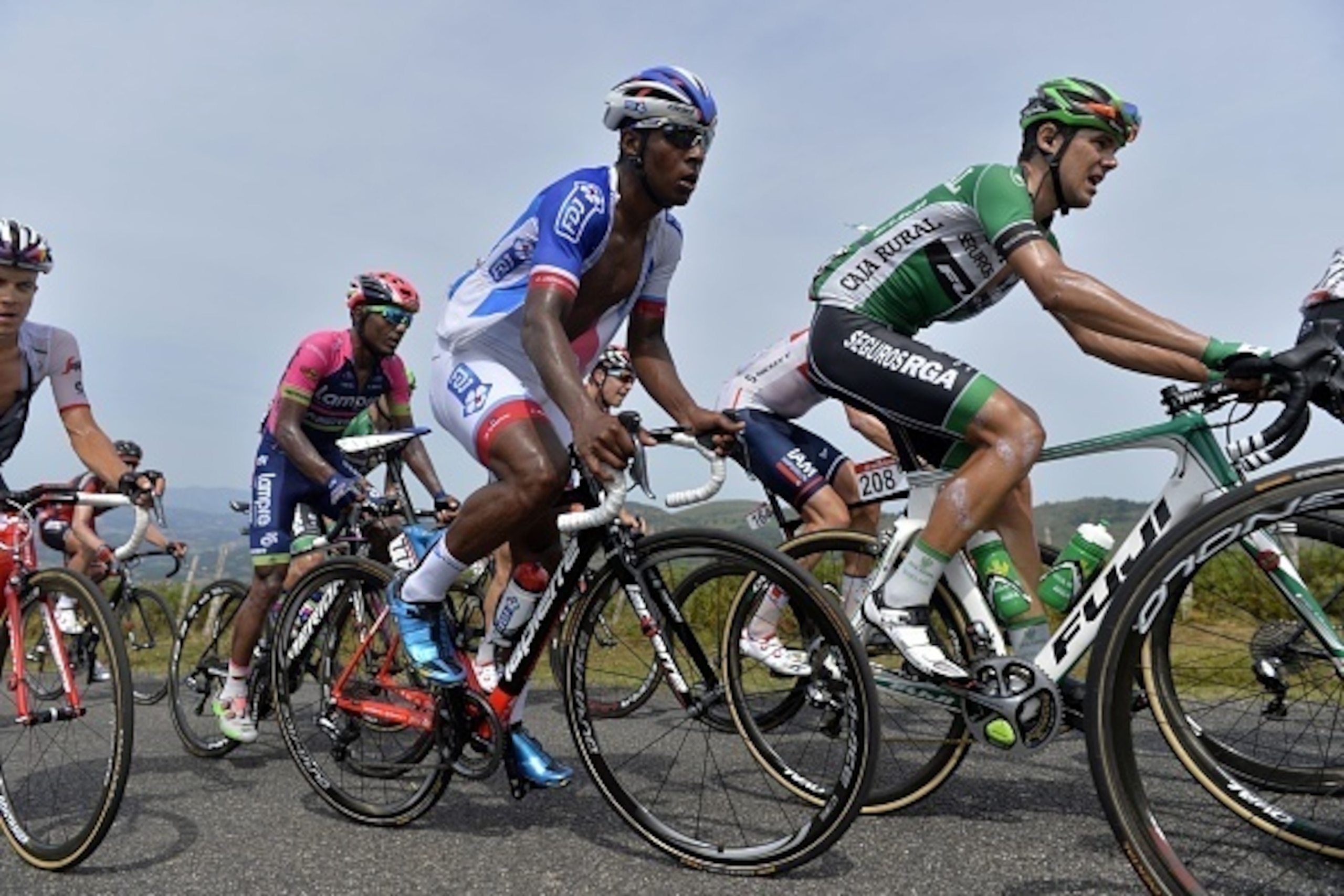 FDJ's French cyclist Lorenzo Manzin (C) rides during the 191,1km  fourteenth stage of the 71st edition of 'La Vuelta' Tour of Spain cyling race on September 3, 2016 between Urdax-Dantxarinea and Aubisque-Gourette. / AFP / GAIZKA IROZ        (Photo credit 