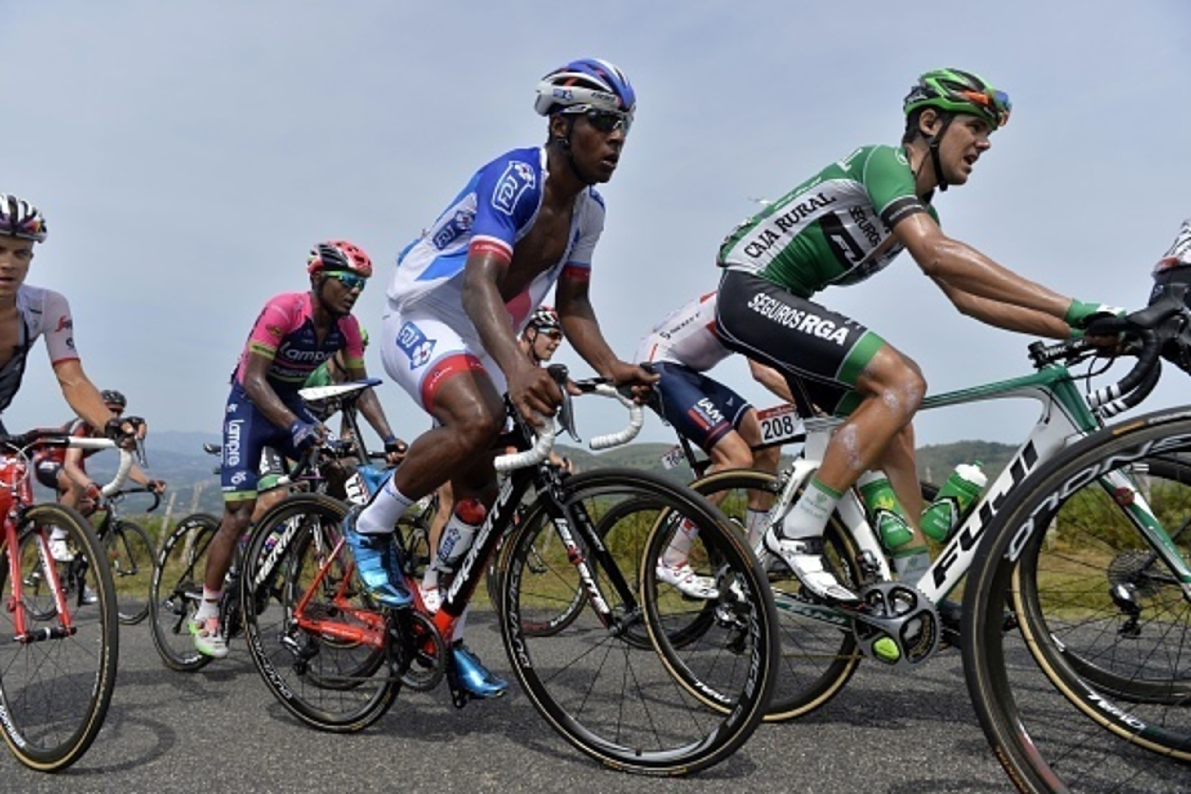 FDJ's French cyclist Lorenzo Manzin (C) rides during the 191,1km fourteenth stage of the 71st edition of 'La Vuelta' Tour of Spain cyling race on September 3, 2016 between Urdax-Dantxarinea and Aubisque-Gourette. / AFP / GAIZKA IROZ (Photo credit FDJ's French cyclist Lorenzo Manzin (C) rides during the 191,1km fourteenth stage of the 71st edition of 'La Vuelta' Tour of Spain cyling race on September 3, 2016 between Urdax-Dantxarinea and Aubisque-Gourette. / AFP / GAIZKA IROZ (Photo credit