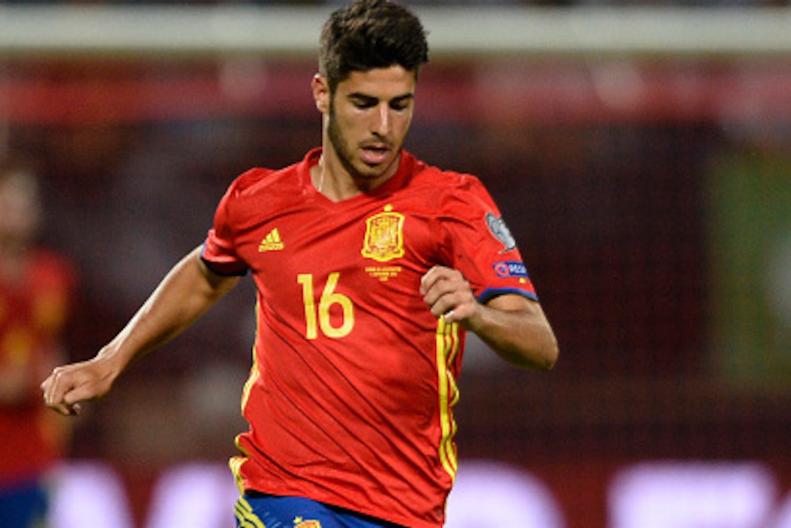 Spain's midfielder Marco Asensio runs with the ball during the WC 2018 football qualification match between Spain and Liechtenstein at the Reyno de Leon Stadium in Leon on September 5, 2016. / AFP / MIGUEL RIOPA        (Photo credit should read MIGUEL RIO