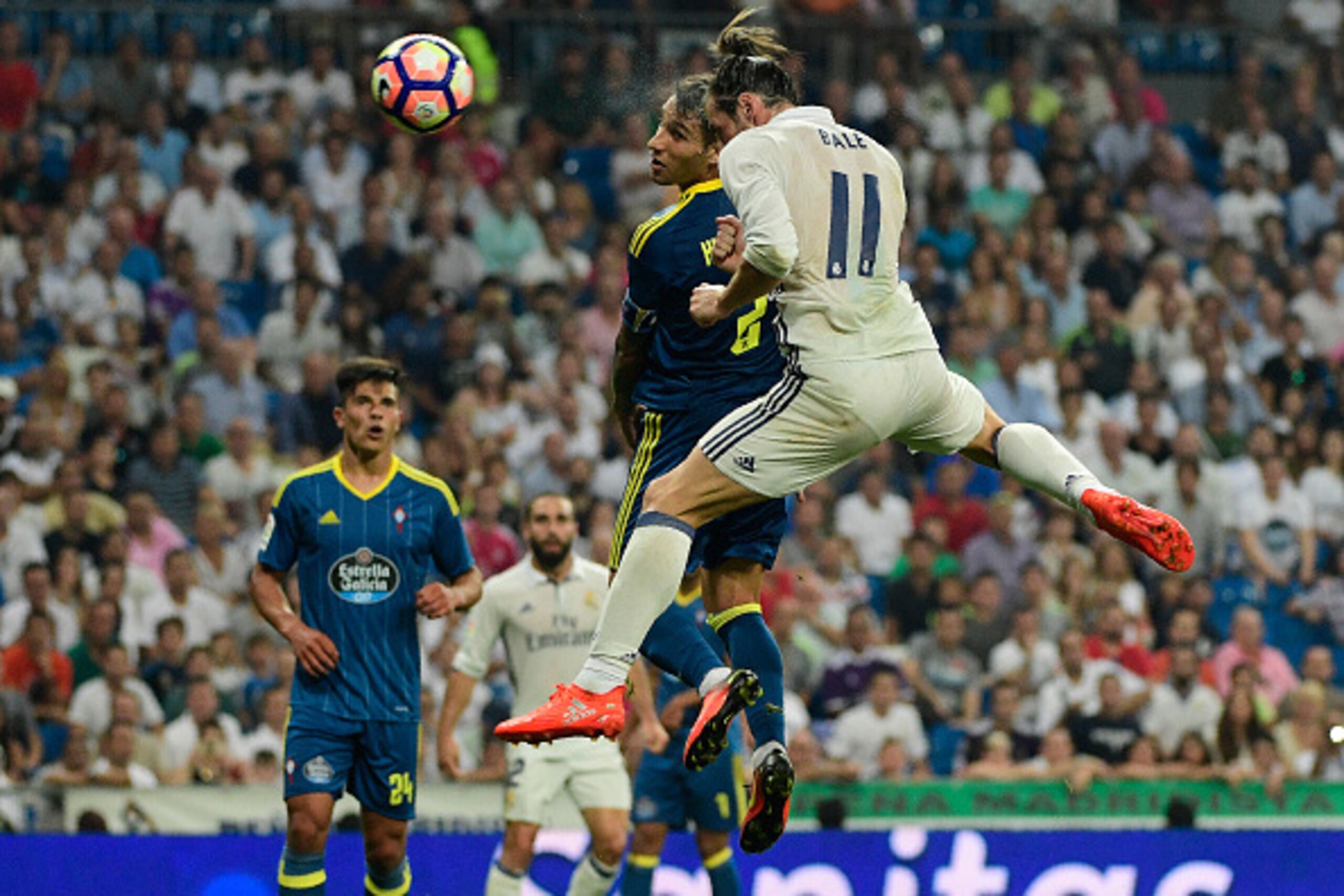 Real Madrid's Welsh forward Gareth Bale (R) vies with Celta Vigo's defender Hugo Mallo during the Spanish league football match Real Madrid CF vs RC Celta de Vigo at the Santiago Bernabeu stadium in Madrid on August 27, 2016. / AFP / PIERRE-PHILIPPE MARCO