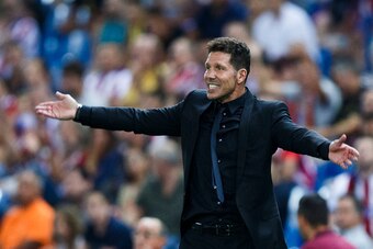 MADRID, SPAIN - AUGUST 21: Head coach Diego Pablo Simeone of Atletico de Madrid gives instructions during the La Liga match between Club Atletico de Madrid and Deportivo Alaves at Vicente Calderon stadium on August 21, 2016 in Madrid, Spain. (Photo by Gon