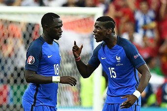 France's midfielder Moussa Sissoko (L) and France's midfielder Paul Pogba react during the last minutes of the Euro 2016 final football match between France and Portugal at the Stade de France in Saint-Denis, north of Paris, on July 10, 2016.
Portugal bea