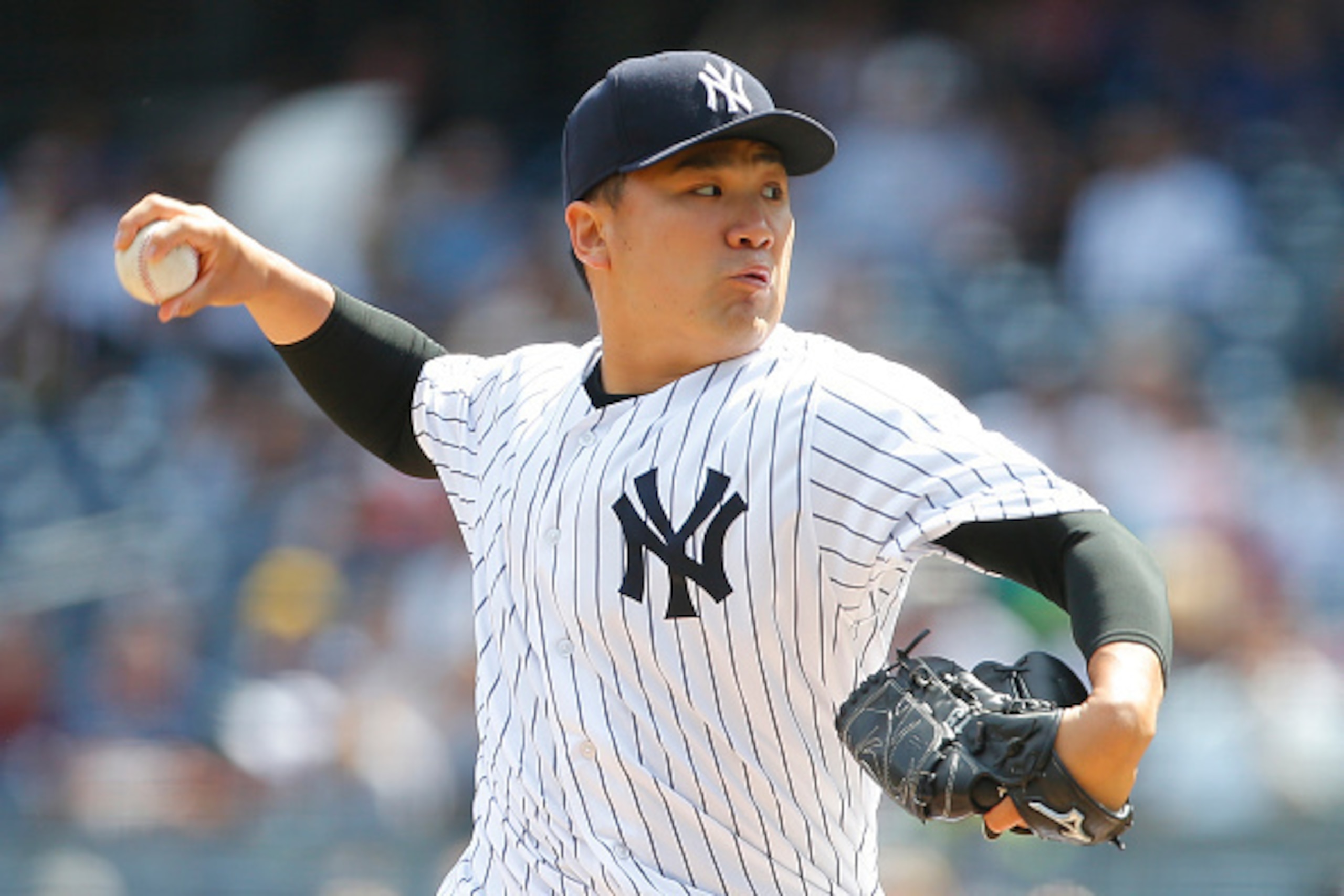 NEW YORK, NY - SEPTEMBER 05: Pitcher Masahiro Tanaka #19 of the New York Yankees in action against the Toronto Blue Jays during the first inning of a game at Yankee Stadium on September 5, 2016 in the Bronx borough of New York City. The Yankees defeated t NEW YORK, NY - SEPTEMBER 05: Pitcher Masahiro Tanaka #19 of the New York Yankees in action against the Toronto Blue Jays during the first inning of a game at Yankee Stadium on September 5, 2016 in the Bronx borough of New York City. The Yankees defeated t