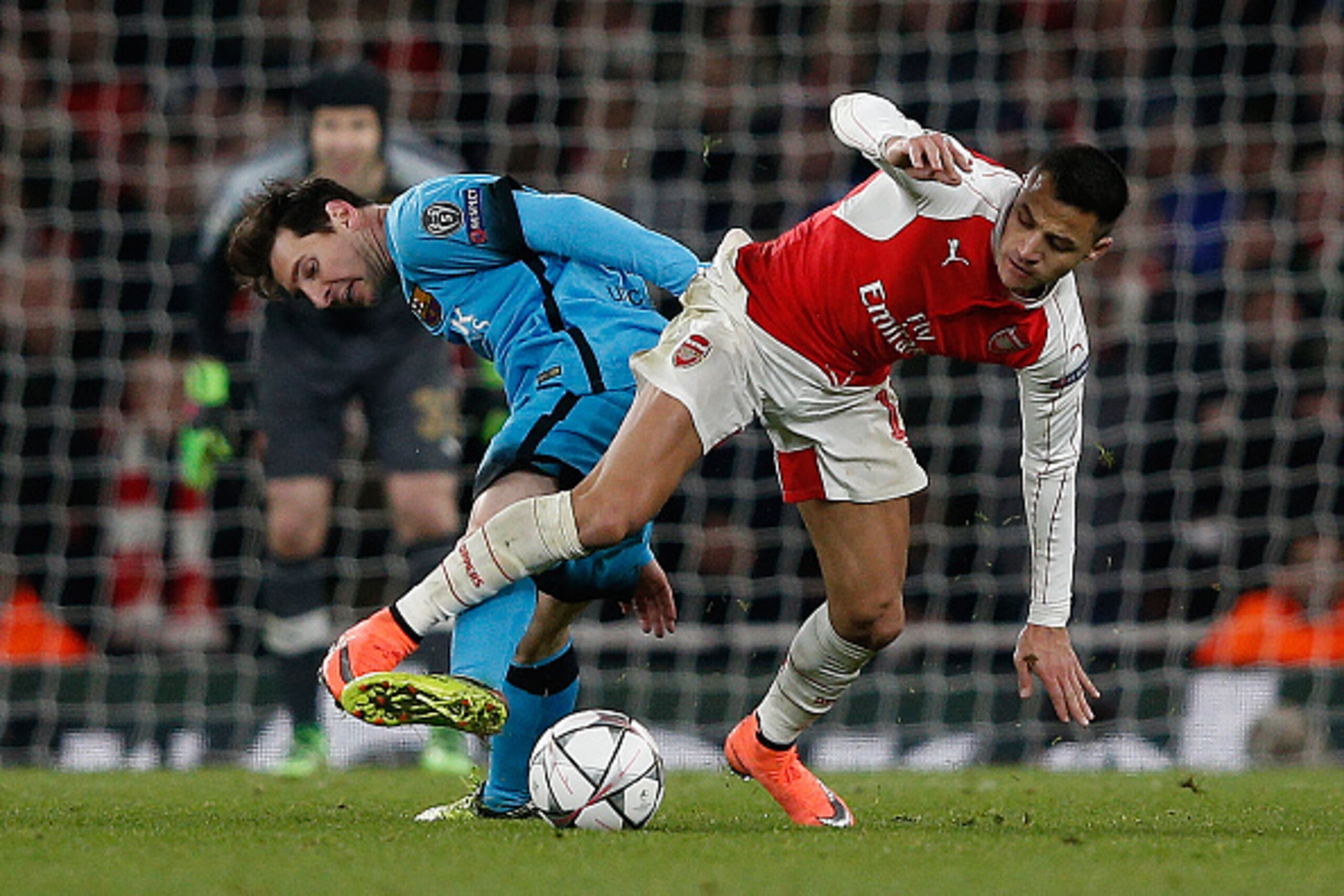 Barcelona's Argentinian forward Lionel Messi (L) vies with Arsenal's Chilean striker Alexis Sanchez during the UEFA Champions League round of 16 1st leg football match between Arsenal and Barcelona at the Emirates Stadium in London on February 23, 2016. 
