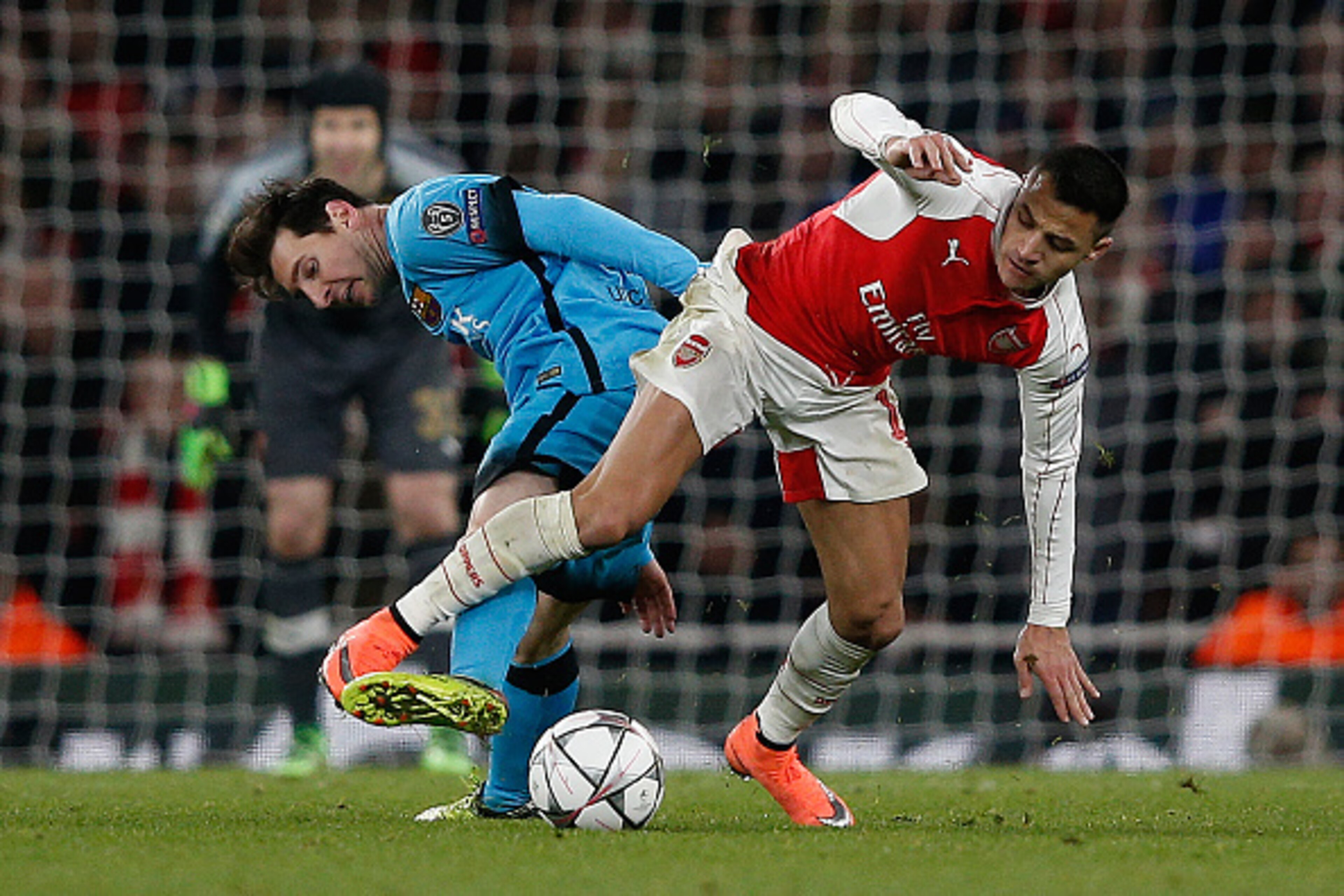 Barcelona's Argentinian forward Lionel Messi (L) vies with Arsenal's Chilean striker Alexis Sanchez during the UEFA Champions League round of 16 1st leg football match between Arsenal and Barcelona at the Emirates Stadium in London on February 23, 2016.
Barcelona's Argentinian forward Lionel Messi (L) vies with Arsenal's Chilean striker Alexis Sanchez during the UEFA Champions League round of 16 1st leg football match between Arsenal and Barcelona at the Emirates Stadium in London on February 23, 2016.