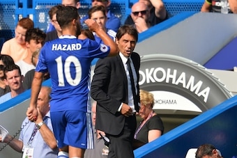Chelsea's Italian head coach Antonio Conte (R) speaks with Chelsea's Belgian midfielder Eden Hazard during the English Premier League football match between Chelsea and Burnley at Stamford Bridge in London on August 27, 2016. / AFP / GLYN KIRK / RESTRICTE
