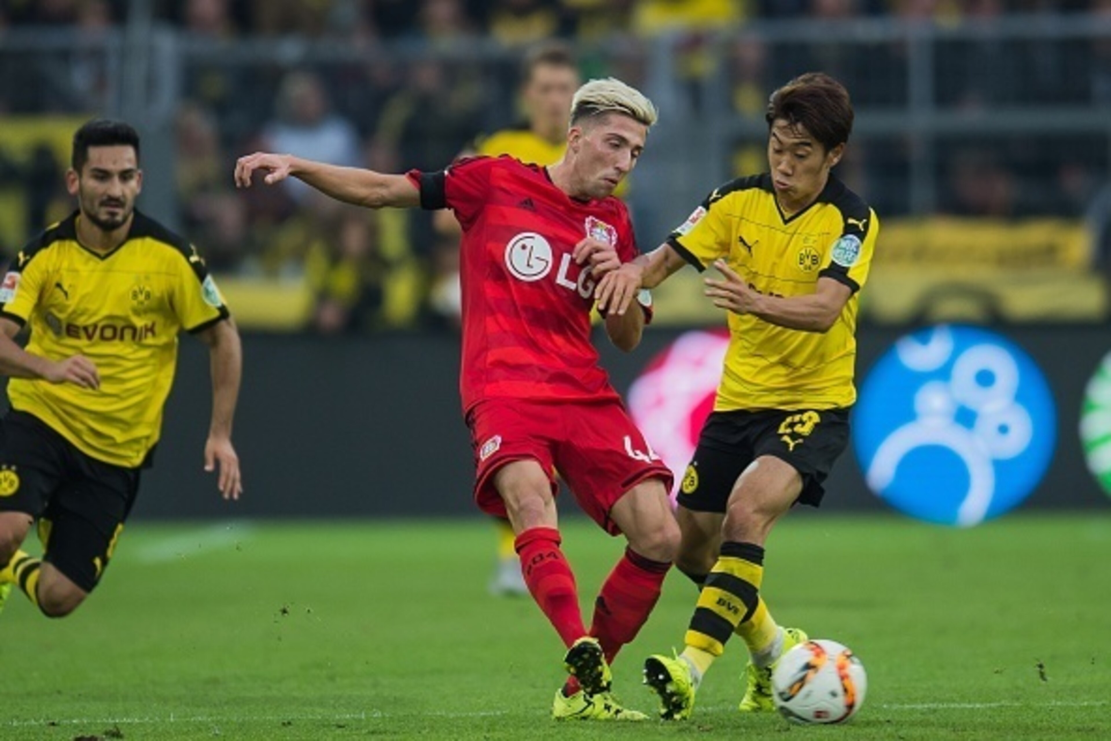 (L-R) Kevin Kampl of Bayer 04 Leverkusen, Shinji Kagawa of Borussia Dortmund during the Bundesliga match between Borussia Dortmund and Bayer 04 Leverkusen on September 20, 2015 at the Signal Iduna Park in Dortmund, Germany.(Photo by VI Images via Getty Im (L-R) Kevin Kampl of Bayer 04 Leverkusen, Shinji Kagawa of Borussia Dortmund during the Bundesliga match between Borussia Dortmund and Bayer 04 Leverkusen on September 20, 2015 at the Signal Iduna Park in Dortmund, Germany.(Photo by VI Images via Getty Im