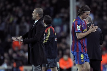 Barcelona´s coach Pep Guardiola (L) and Swedish forward Zlatan Ibrahimovic (R) react during their Spanish League football match against Getafe on February 6, 2010 at Camp Nou stadium in Barcelona. AFP PHOTO/LLUIS GENE (Photo credit should read LLUIS GENE/