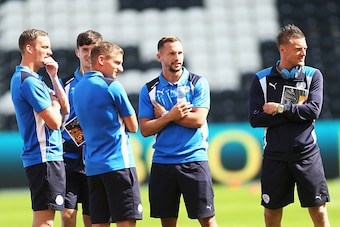 HULL, ENGLAND - AUGUST 13:  (L/R) Ben Chilwell of Leicester City, Andy King of Leicester City, Jamie Vardy of Leicester City ,Daniel Drinkwater of Leicester City and Marc Albrighton of Leicester City speak on the pitch prior to kick off during the Premier