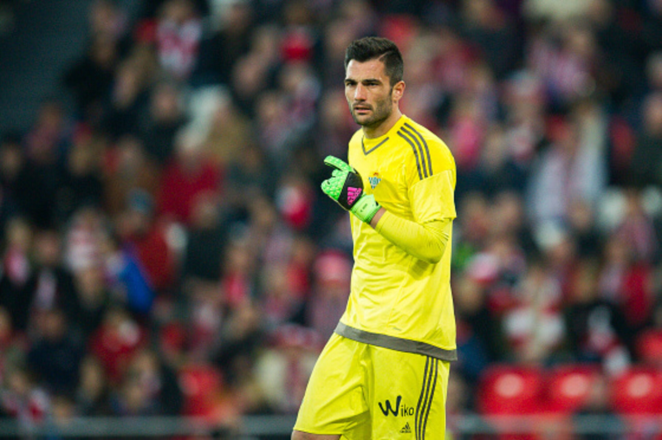 BILBAO, SPAIN - MARCH 13: Antonio Adan of Real Betis Balompie reacts during the La Liga match between Athletic Club Bilbao and Real Betis Balompie at San Mames Stadium on March 13, 2016 in Bilbao, Spain.  (Photo by Juan Manuel Serrano Arce/Getty Images)