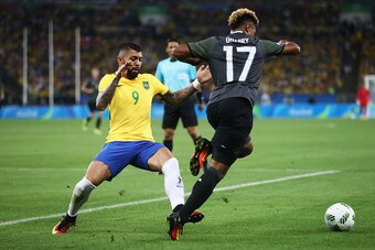 RIO DE JANEIRO, BRAZIL - AUGUST 20:  (L-R) Gabriel Barbosa of Brazil challenges Serge Gnabry of Germany during the Men's Football Final between Brazil and Germany at the Maracana Stadium on Day 15 of the Rio 2016 Olympic Games on August 20, 2016 in Rio de