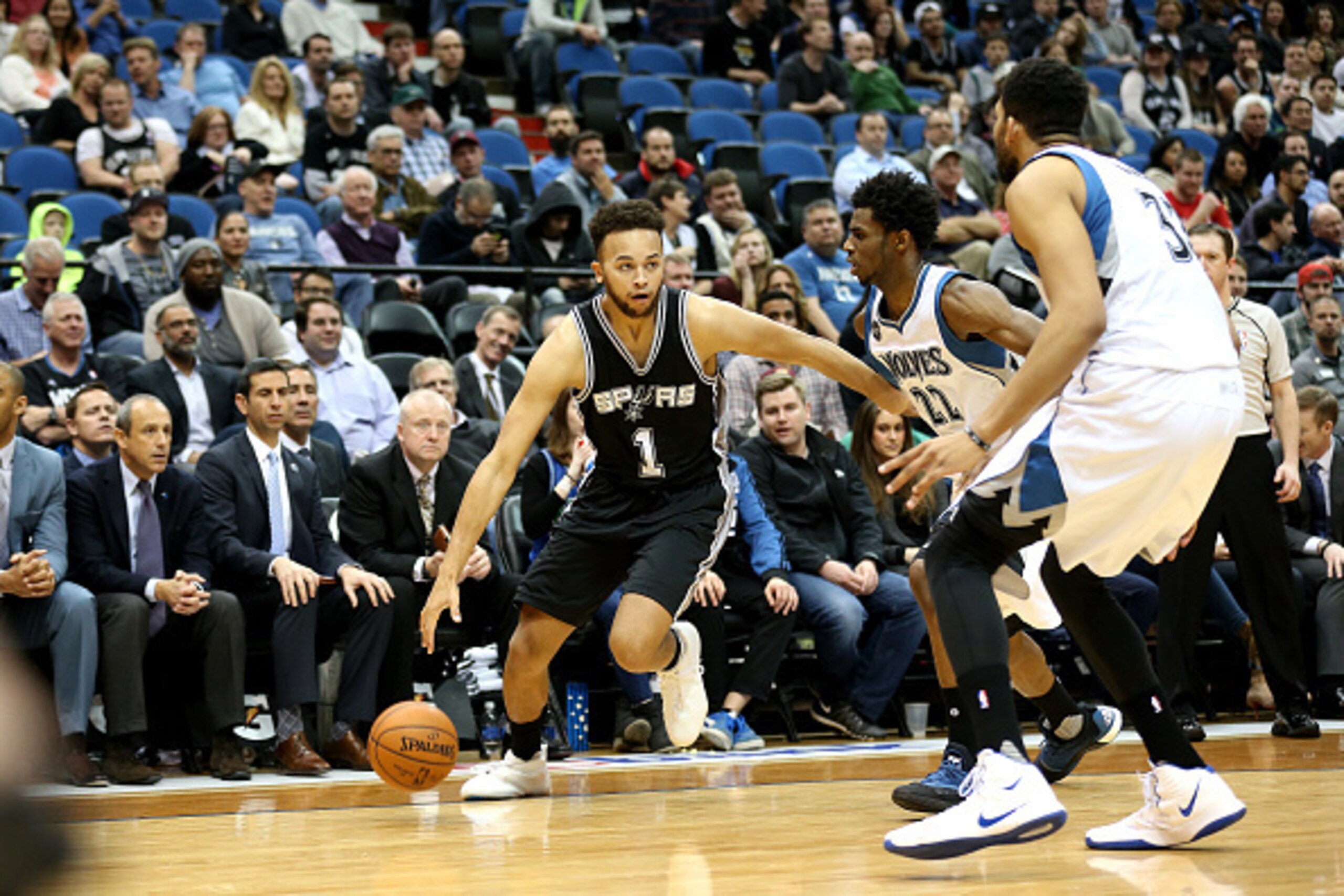 MINNEAPOLIS, MN - MARCH 8:  Kyle Anderson #1 of the San Antonio Spurs handles the ball during the game against the Minnesota Timberwolves on March 8, 2016 at Target Center in Minneapolis, Minnesota. NOTE TO USER: User expressly acknowledges and agrees tha