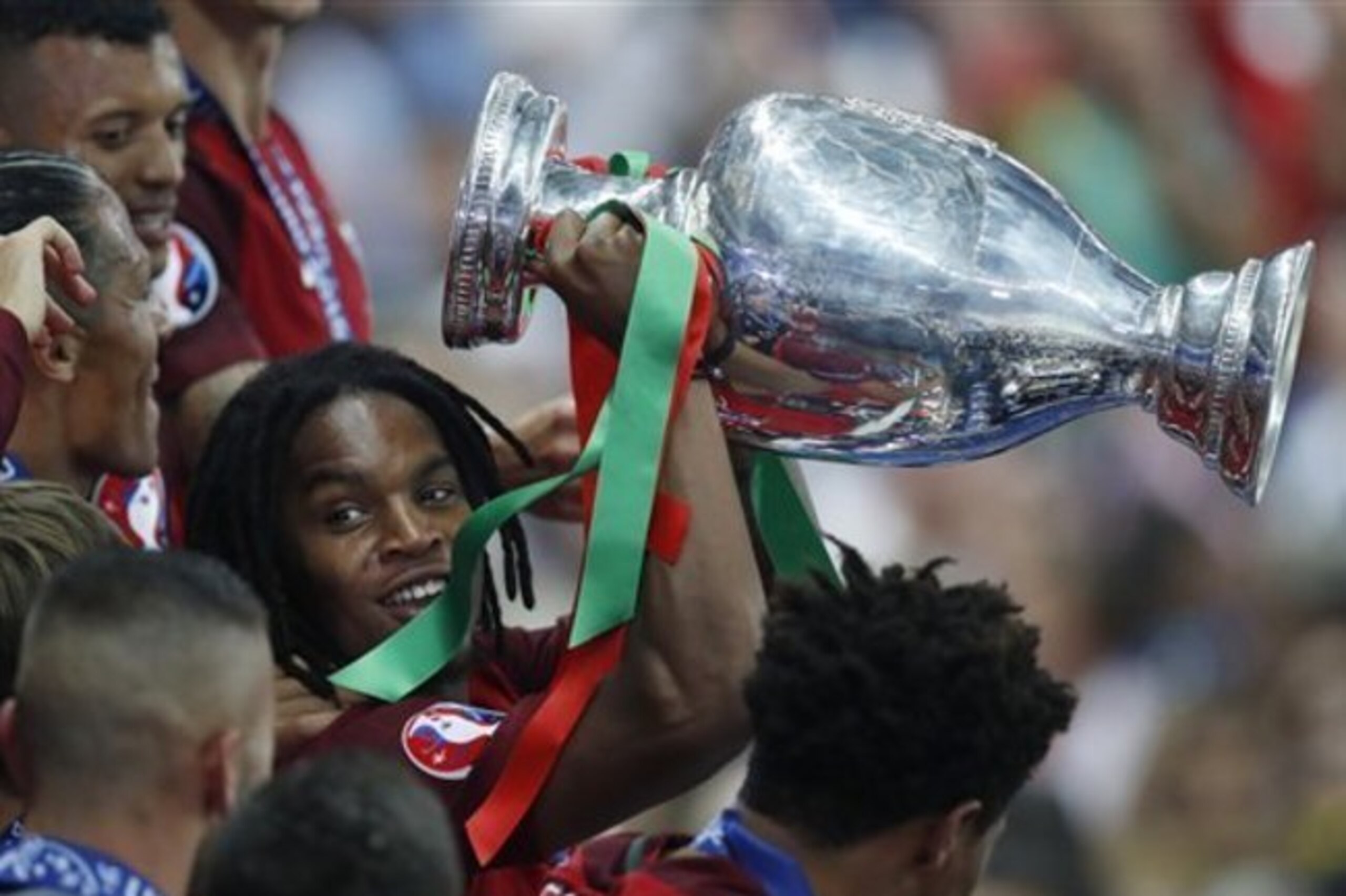 Bayern will be hoping that teenage sensation Renato Sanches (c.) can repeat his Euro 2016 form in the coming weeks.