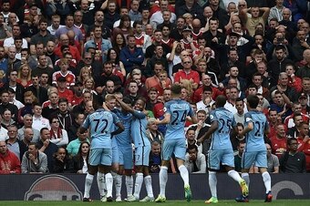 Manchester City's Belgian midfielder Kevin De Bruyne (2nd L) celebrates with teammates after scoring the opening goal in the English Premier League football match between Manchester United and Manchester City at Old Trafford in Manchester, north west Engl