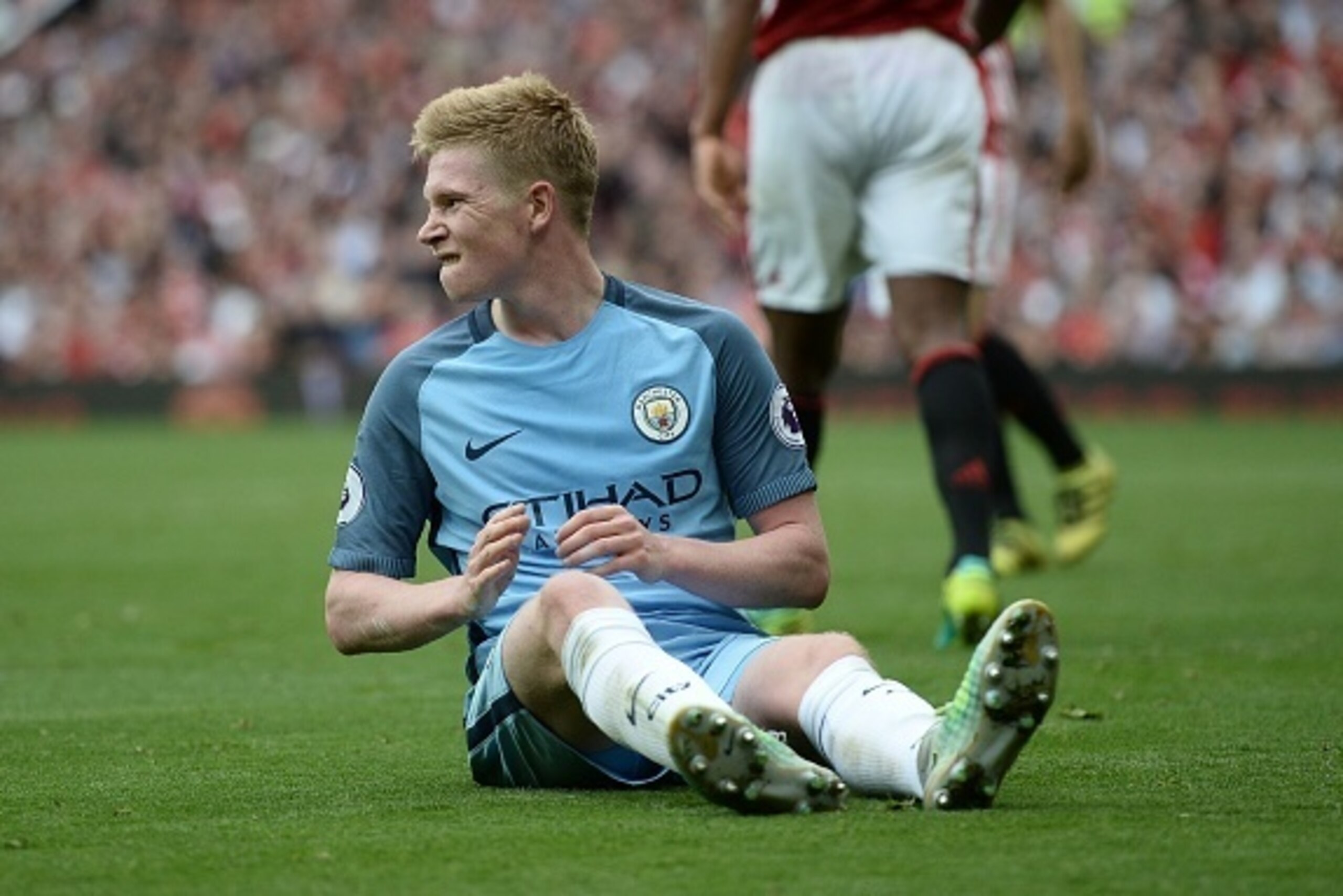 Manchester City's Belgian midfielder Kevin De Bruyne reacts after missing a chance during the English Premier League football match between Manchester United and Manchester City at Old Trafford in Manchester, north west England, on September 10, 2016. / A